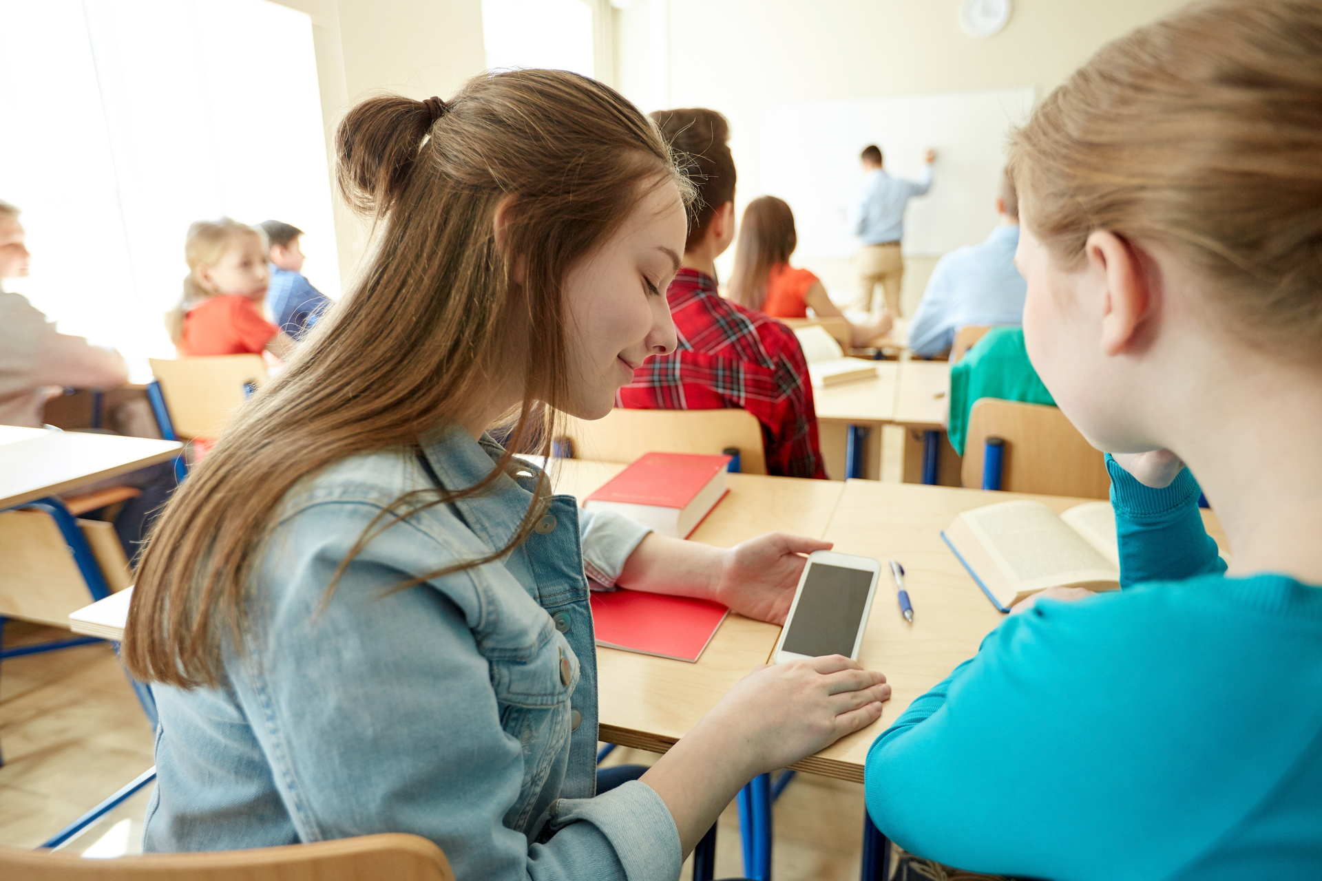 Some experts believe that phones create distractions in the classroom. Photo / 123rf