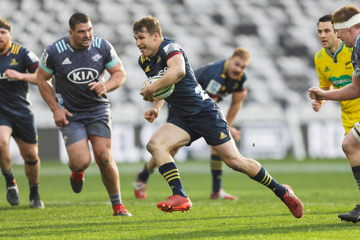 Michael Collins on the burst for the Highlanders. Photo / Photosport