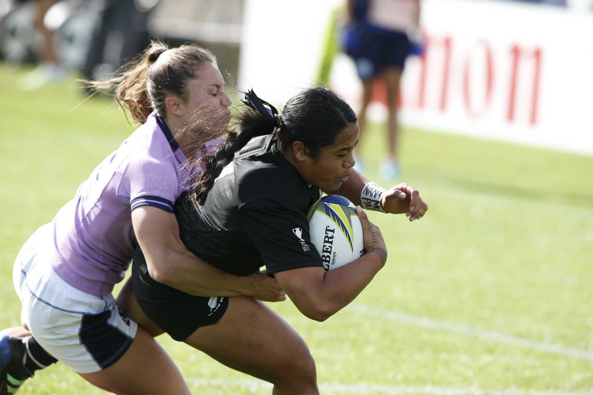 Scotland try their best to fend off the Black Ferns / Photo: Michael Cunningham