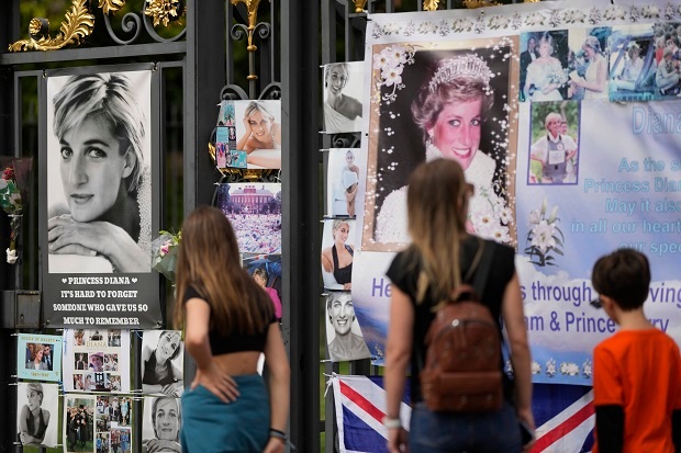 Remembrances of Diana are displayed on the gates of Kensington Palace, in London. Photo / AP