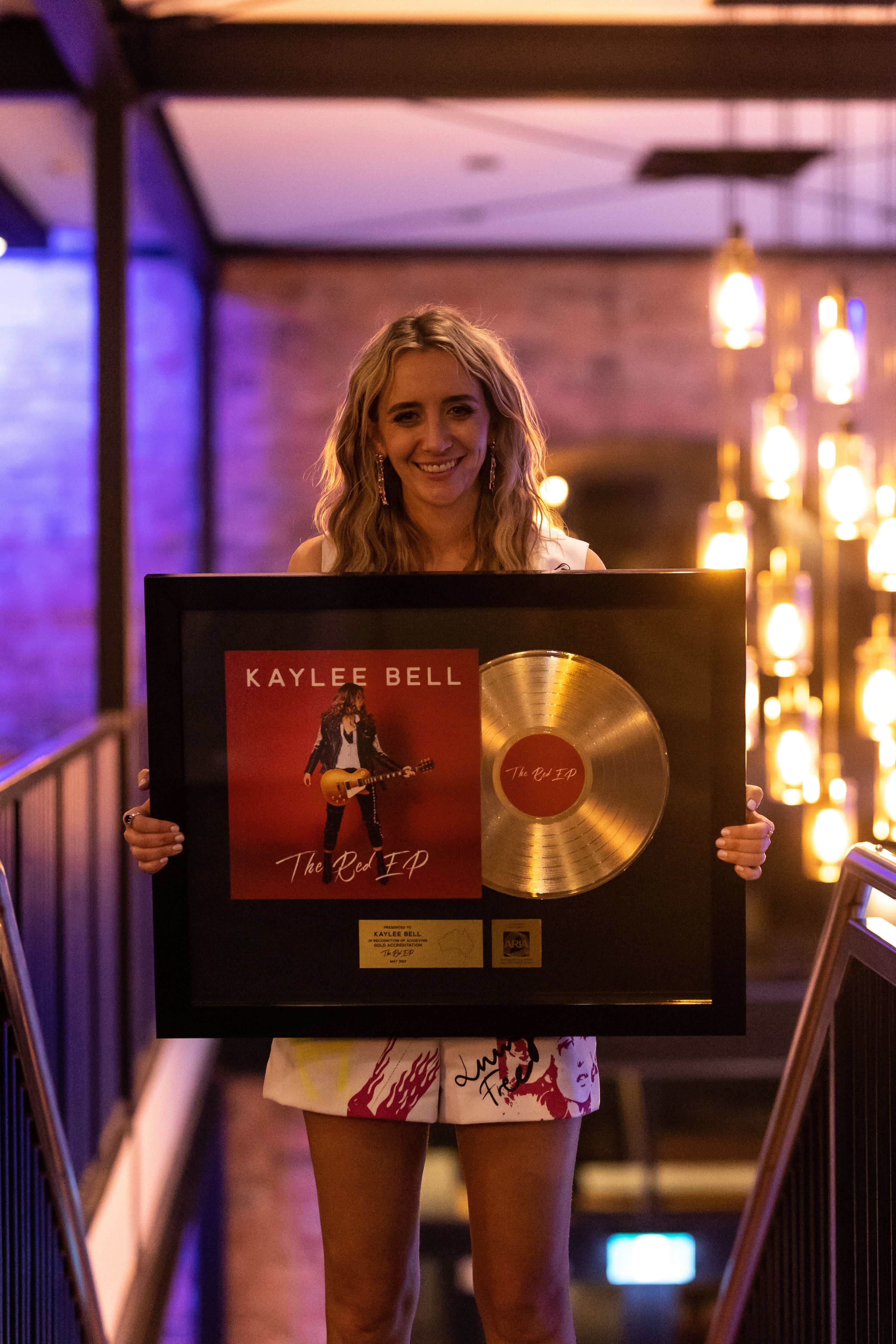 Kaylee Bell has become the first independent Australasian female country artist to receive an ARIA-certified Gold EP/Single.