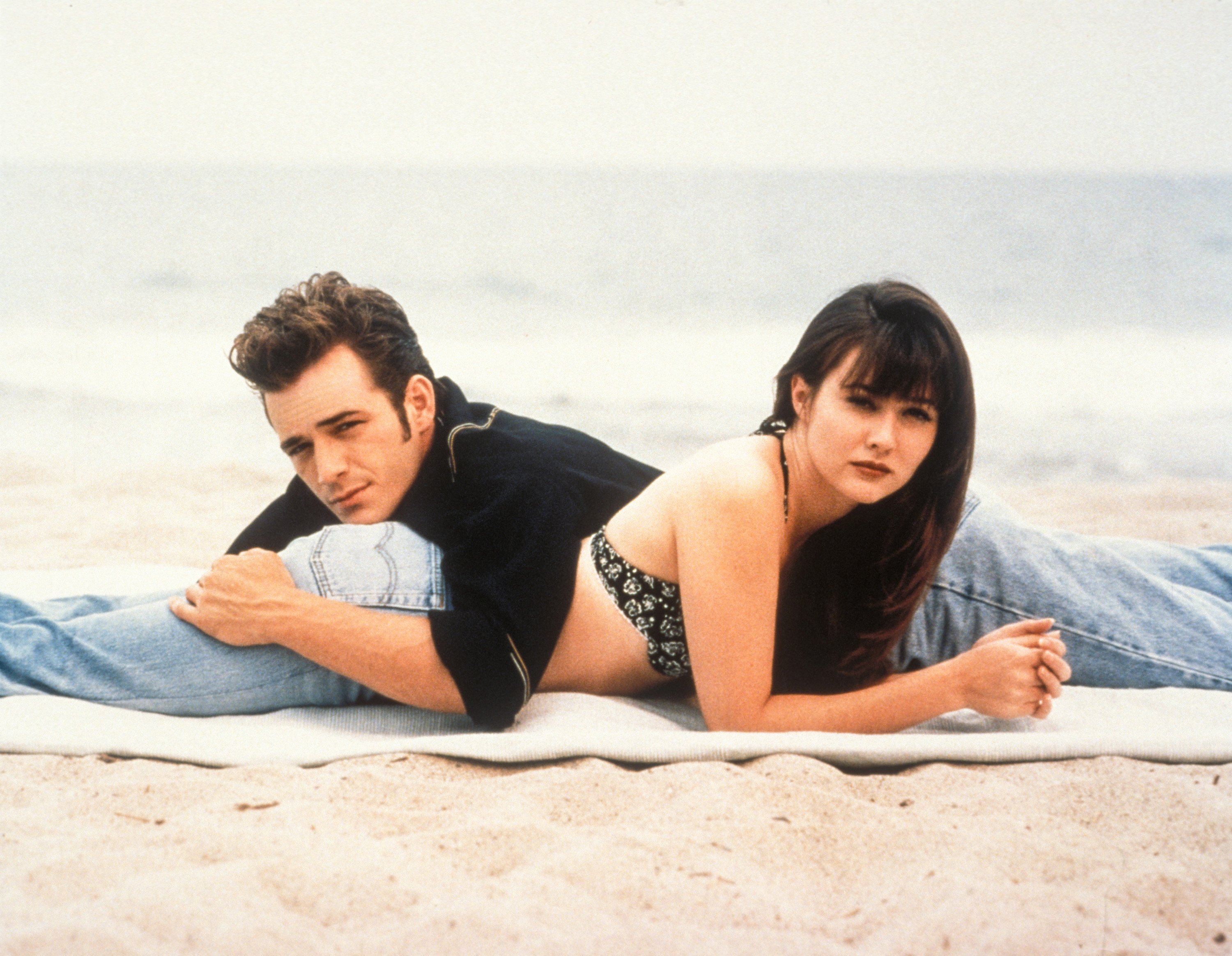 Luke Perry as Dylan McKay and Shannen Doherty as Brenda Walsh in Beverly Hills 90210.