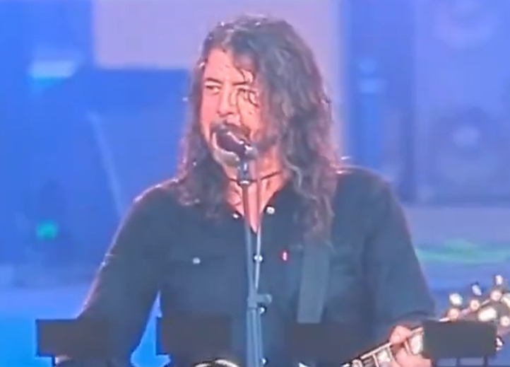 Foo Fighters' Dave Grohl talks to his fans about Taylor Swift and her Eras Tour while playing in London. Photo / via X
