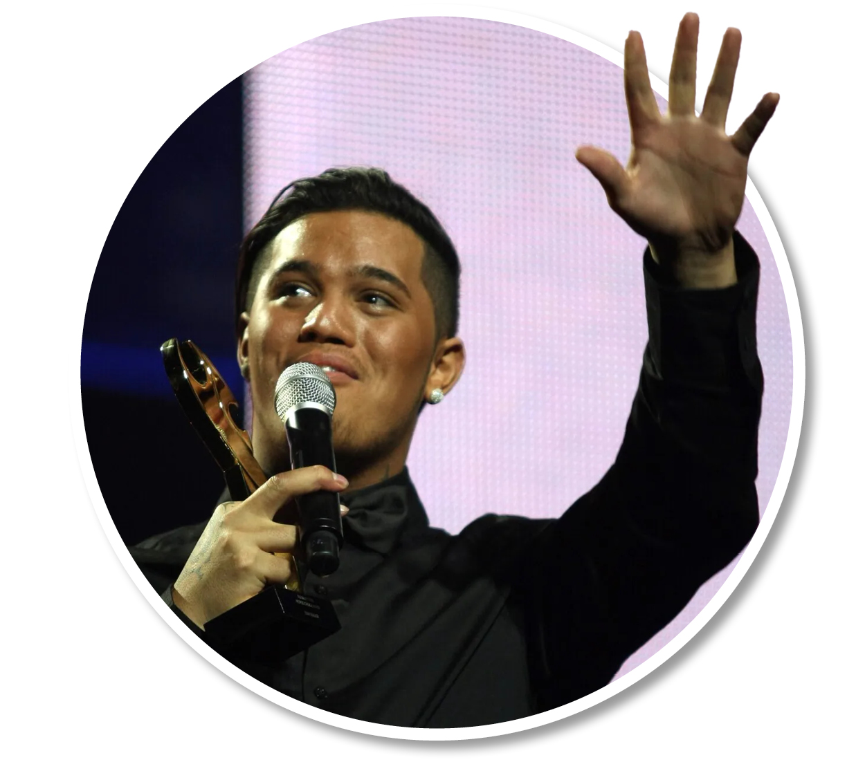 Stan Walker wins an award during the 2010 Vodafone New Zealand Music Awards held at Vector Arena. Photo / Dean Purcell