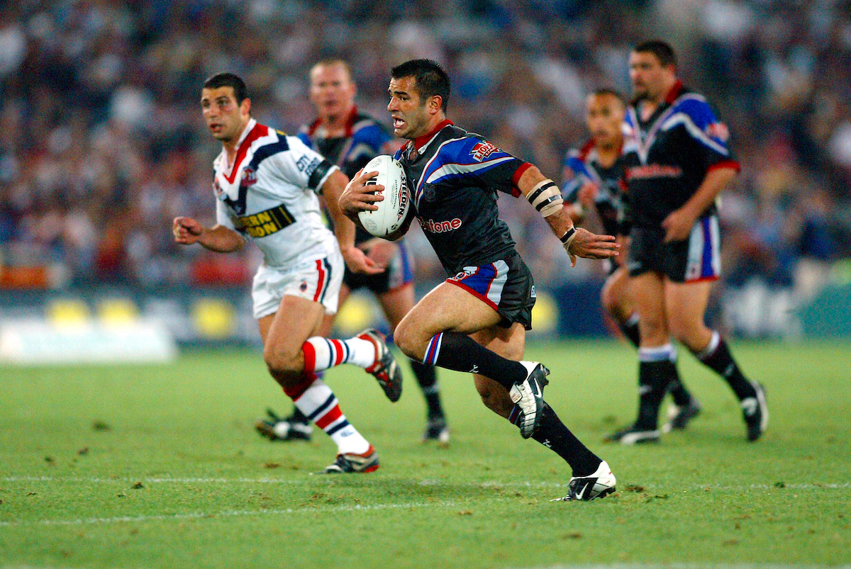 Stacey Jones on his way to a try in the 2002 grand final. Photo / Photosport