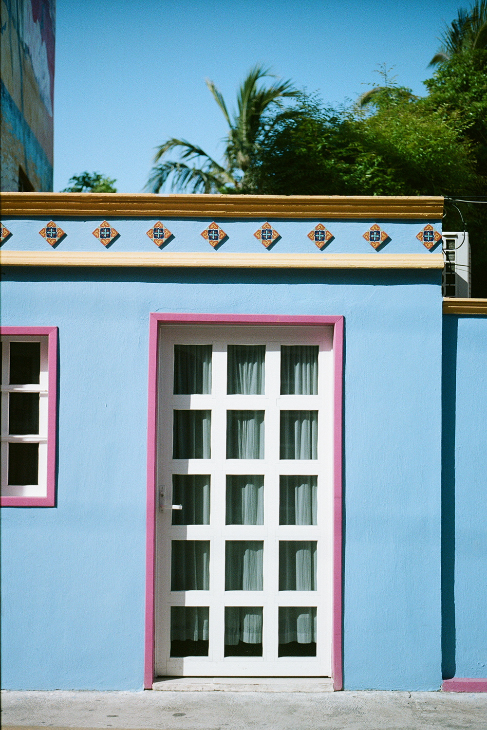 This is a photo I took in Mérida, the capital of the Mexican state of Yucatán. A lot of the houses and facades are colourful with beautiful adornments. I loved the combination of baby blue and pink.