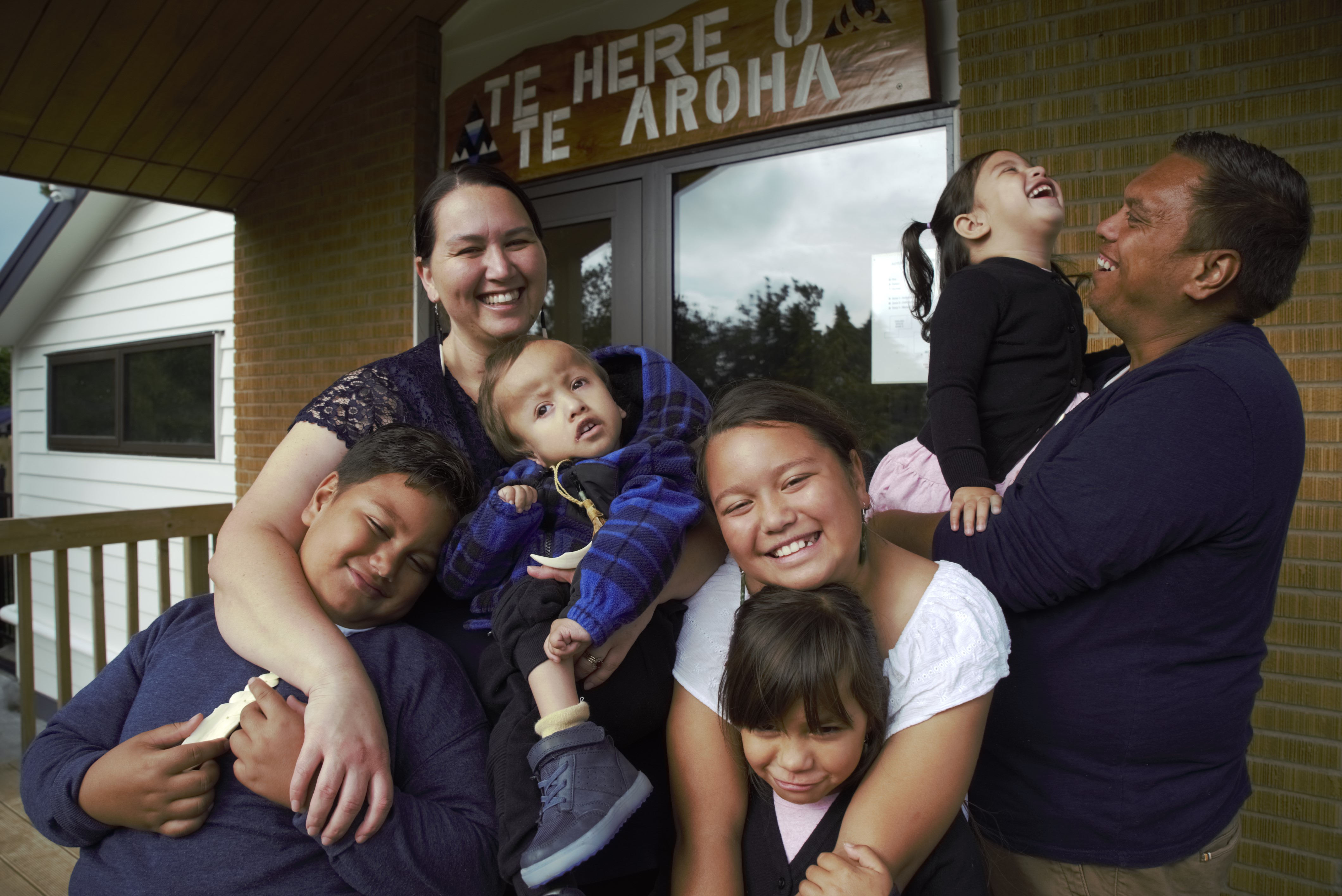 Clara and Manga outside their kura, with their children, Manga Tangaroa (4), Lottie Te Ao Waiora (2), Hone Te Hira (7) Kaainga Letitia (10), and Yvonne Hinemarama (6). Photo / Māori TV
