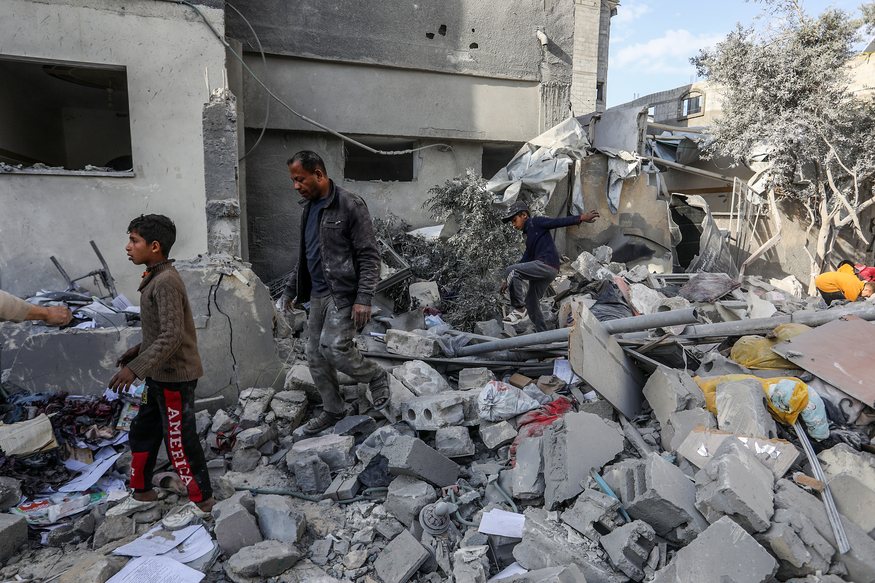 Palestinians among the rubble of their houses in Khan Yunis, Gaza, where Israeli army violated the ceasefire and continued its attacks. 

Photo / Getty Images