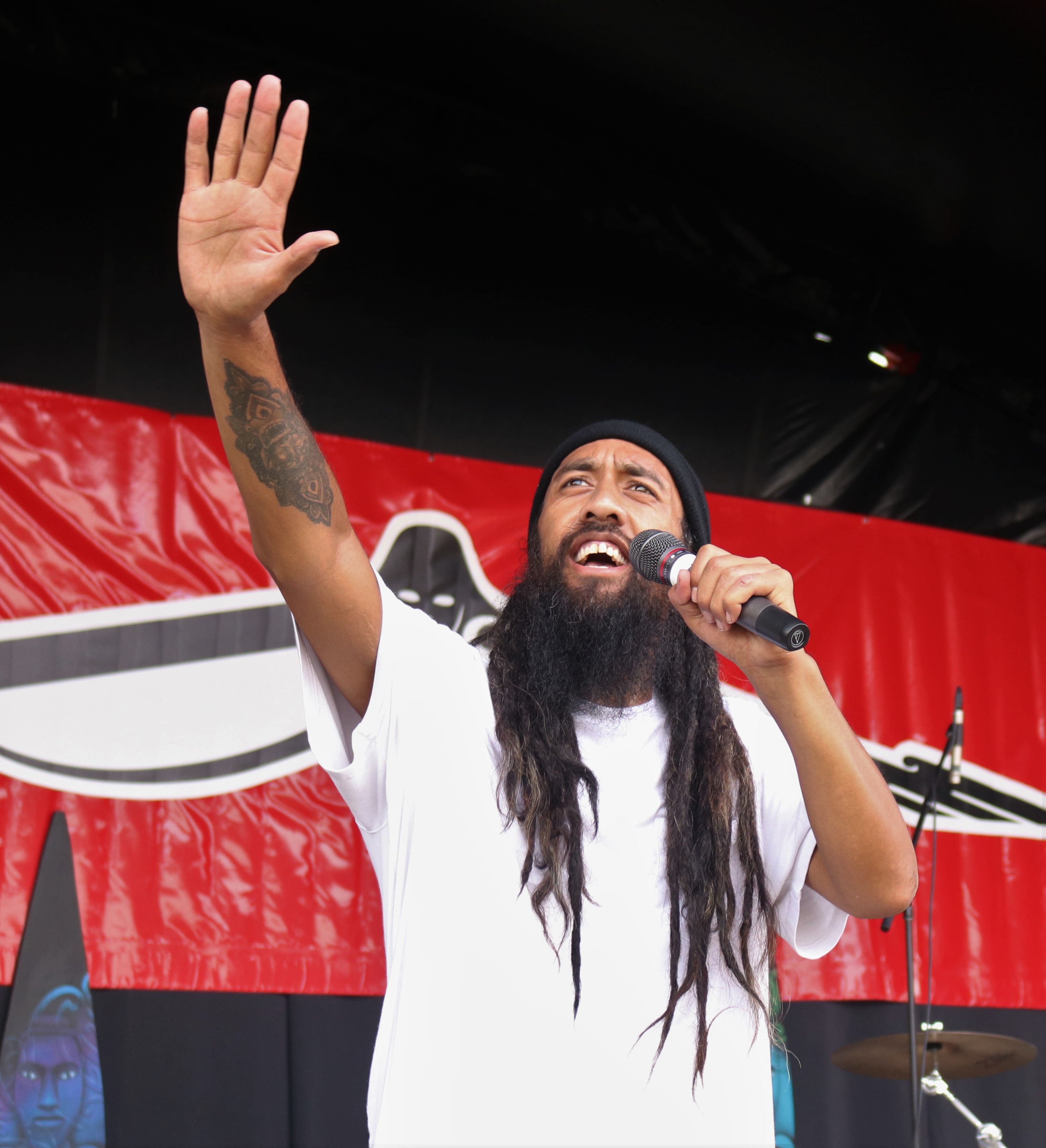 Tatana Tuari, of Gisborne’s Tuari Brothers, greets the crowd. Photo / Peter de Graaf