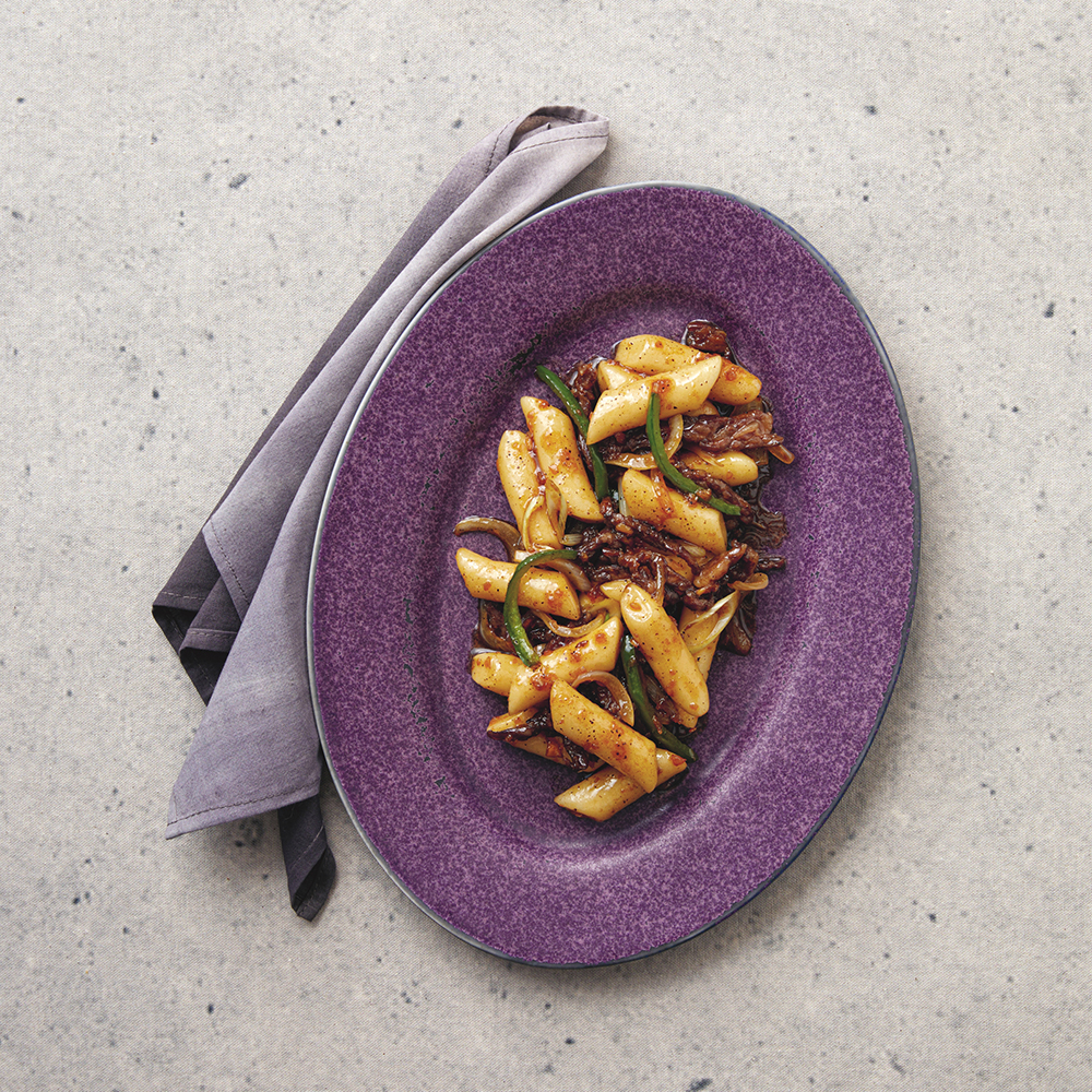 Spice up your weeknight with chewy tteokbokki rice cakes tossed in beef-capsicum sauce.