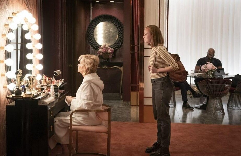 Hacks began with the arrival of Ava (Hannah Einbinder) to help Deborah (Jean Smart) rejuvenate her career.