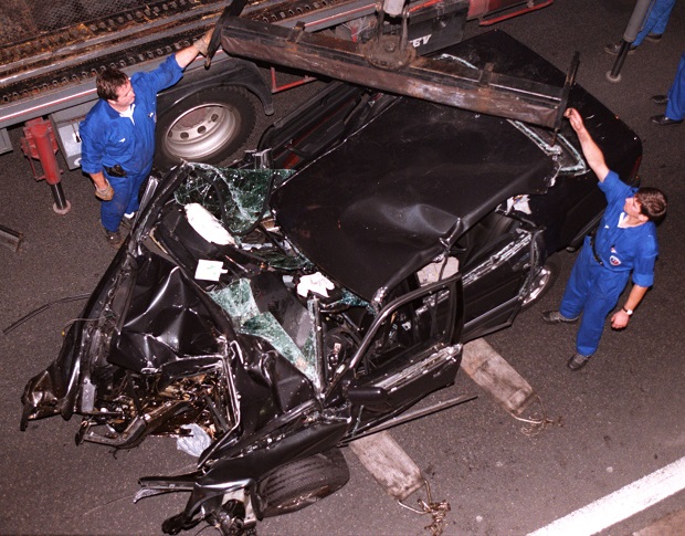 Police remove the crumpled wreck of the Mercedez-Benz which was carrying Princess Diana in Paris early August 31. Photo / Supplied