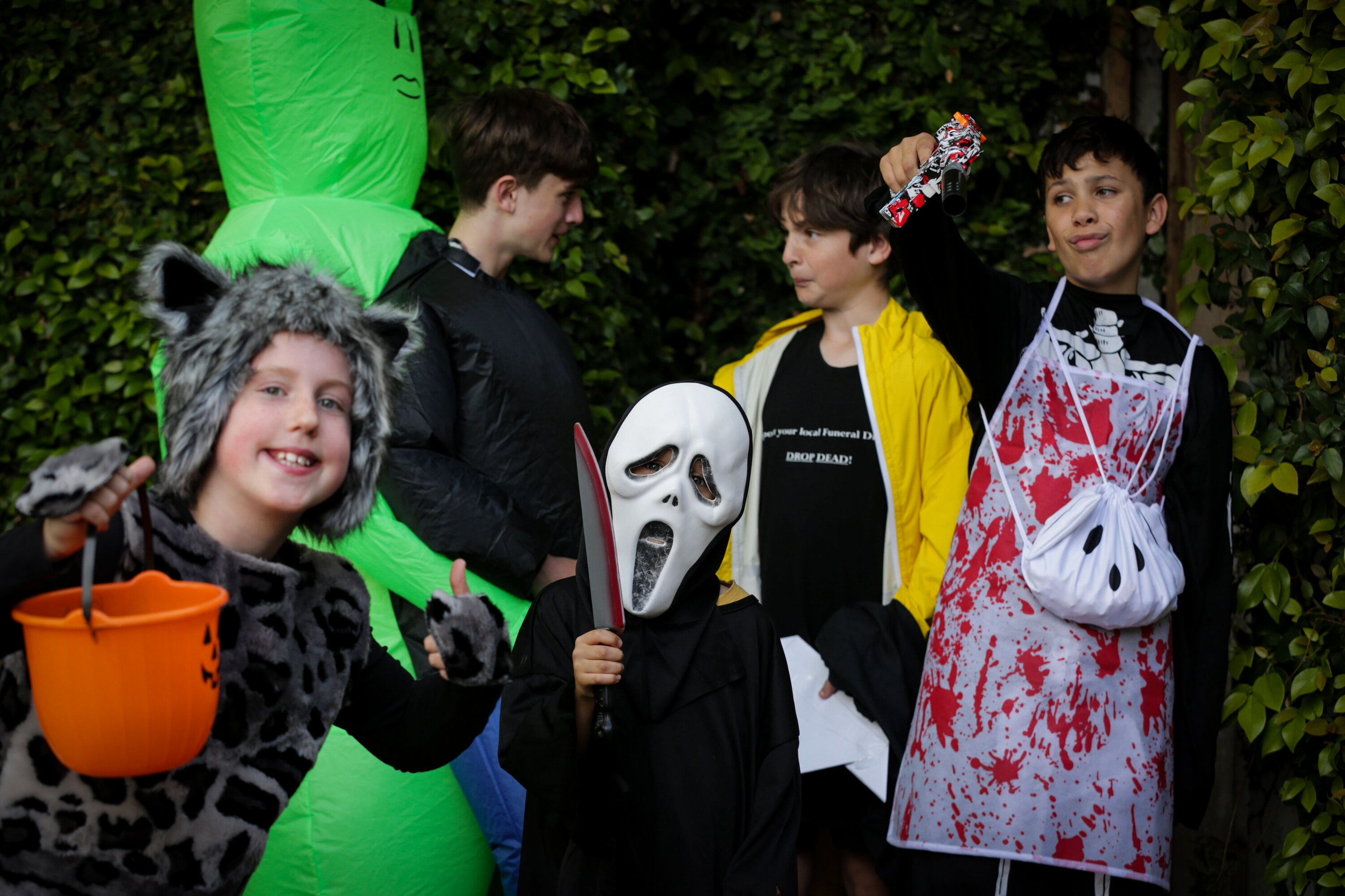 Children dressed in Halloween costumes queue outside the Zuru founder's Mowbray house in Herne Bay, Auckland for Trick or Treat Zuru toys and lollies. Photo / Sylvie Whinray 