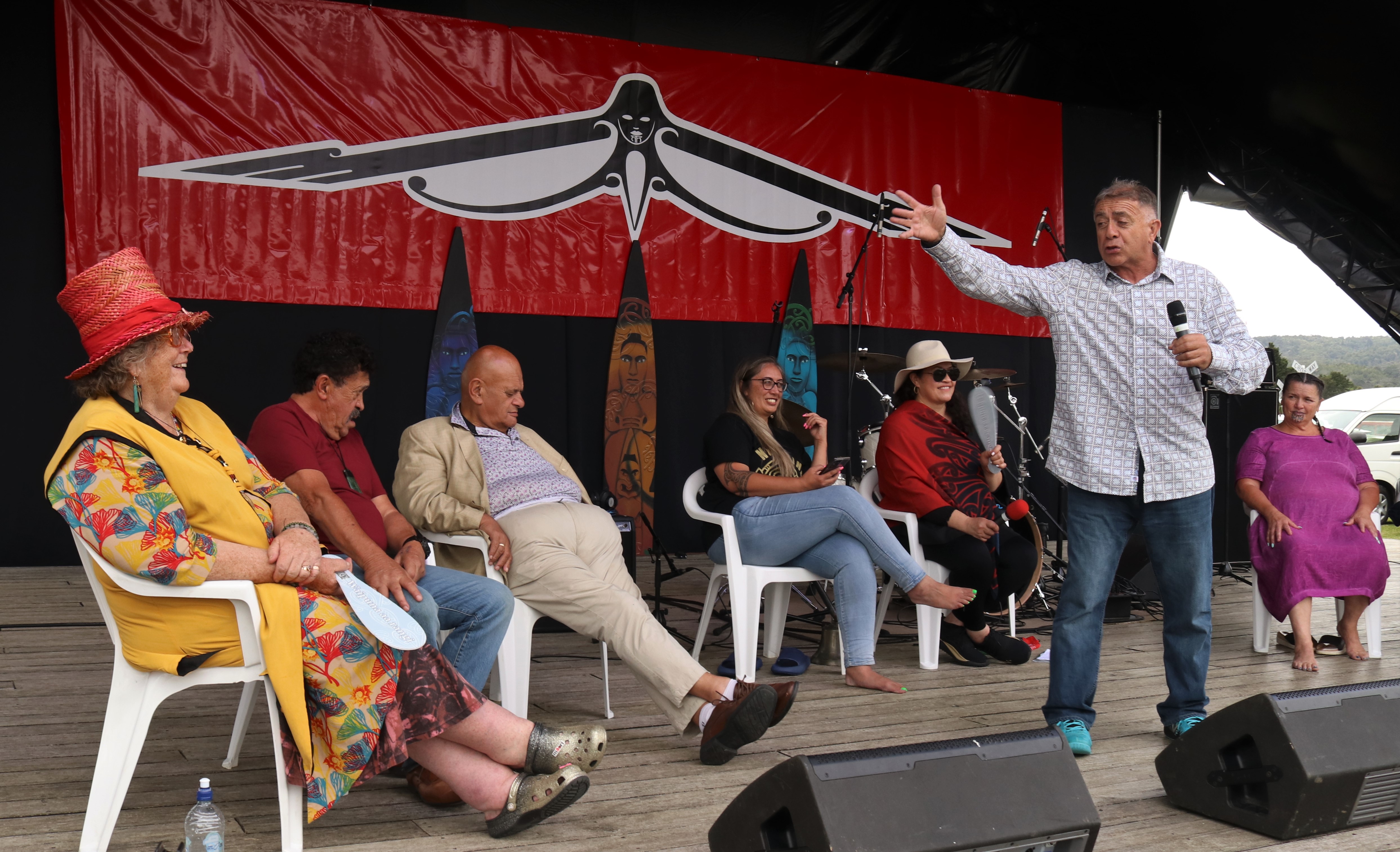 Pierre Lyndon (right) addresses Moe Milne (left) during the tautohetohe [debate]. Photo / Peter de Graaf