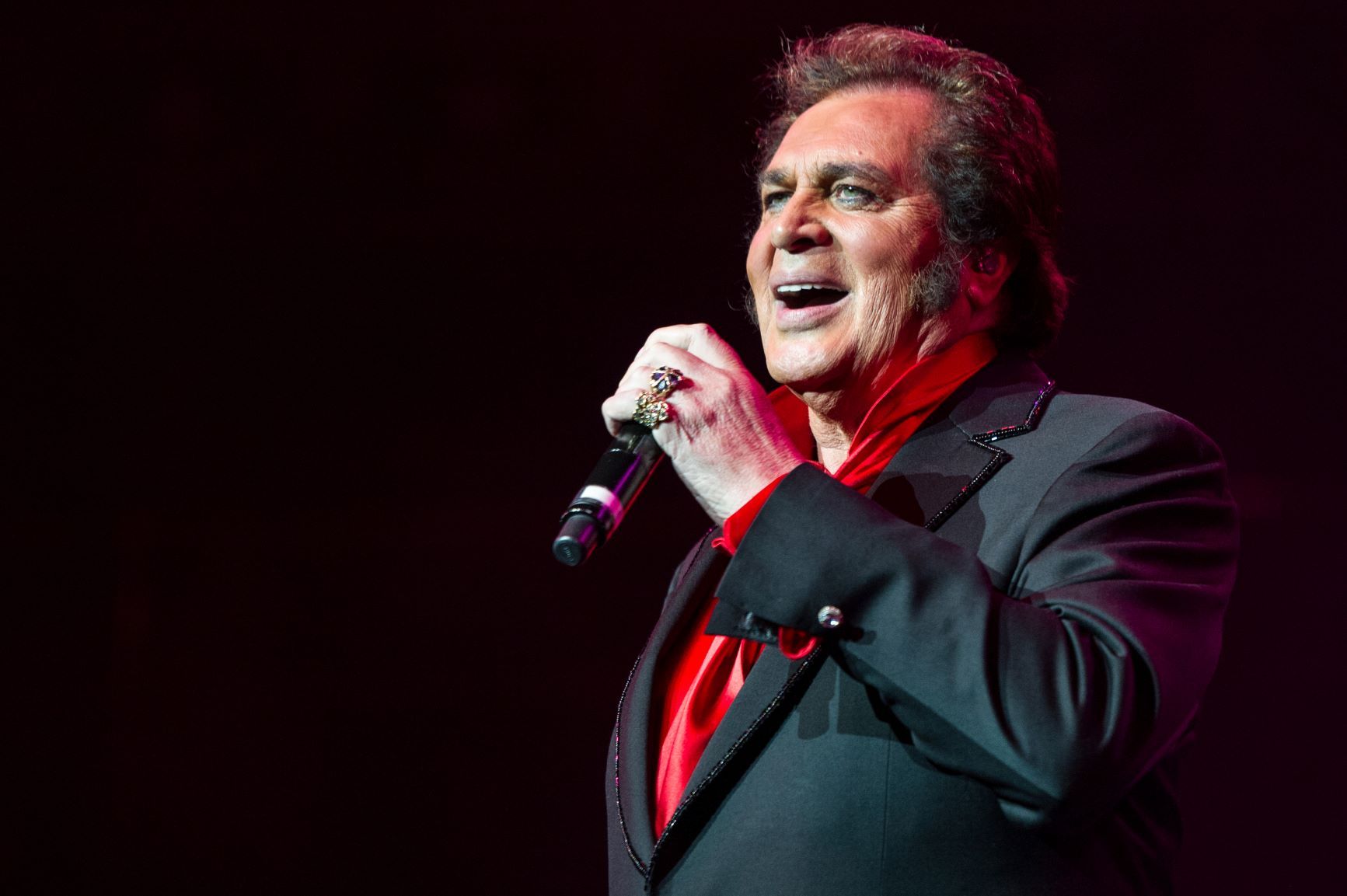 Covid 19 coronavirus: Crooner Engelbert Humperdinck has tested positive for  virus - NZ Herald