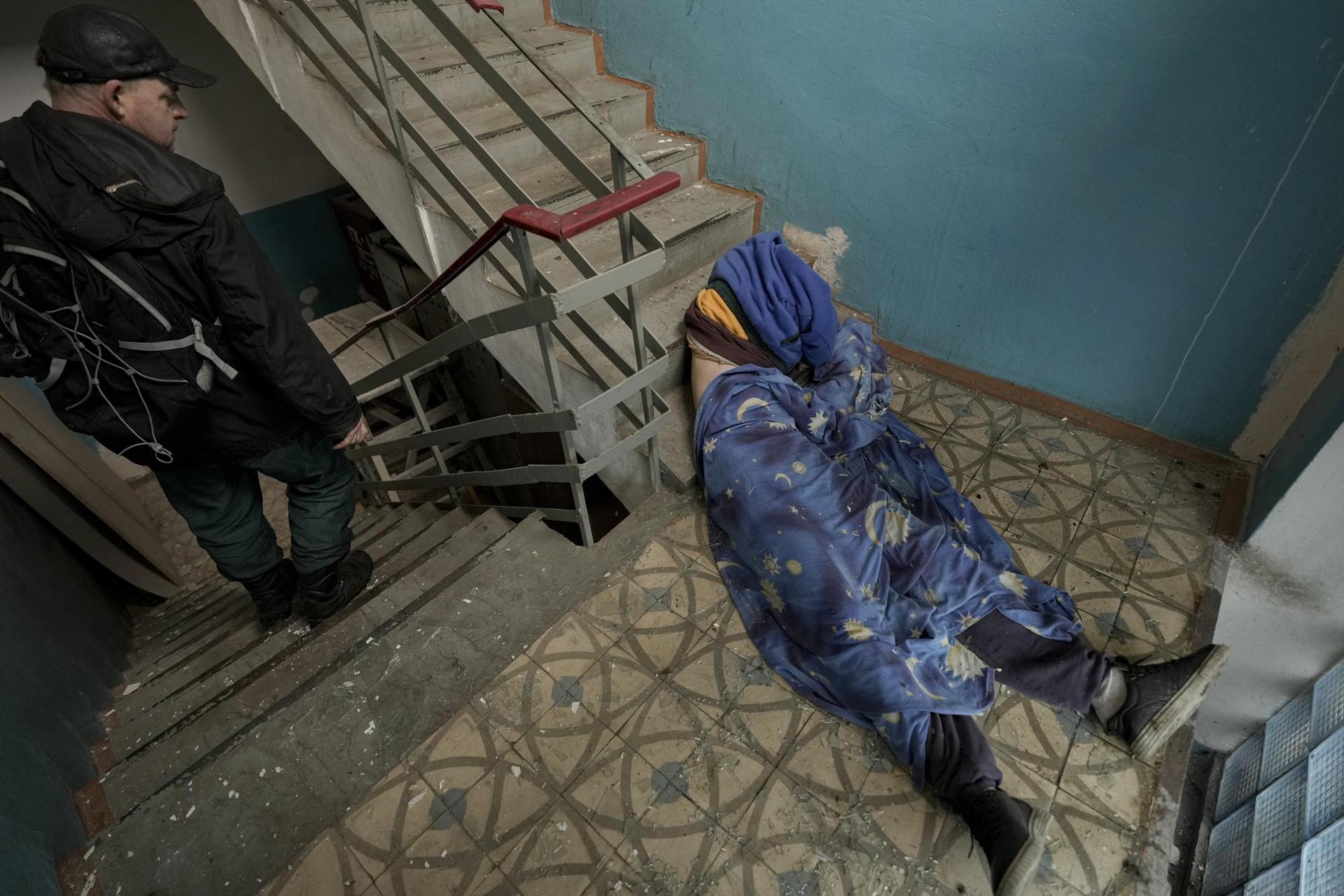 The body of a man who was killed lies in the staircase of a building in Bucha, Ukraine, Sunday, April 3, 2022. Photo / AP