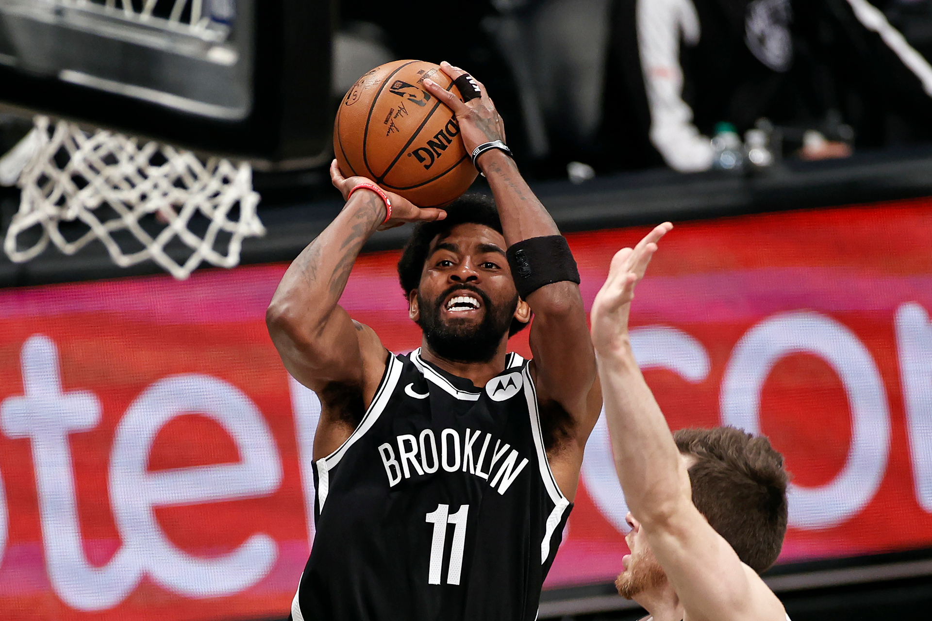 Basketball: Kyrie Irving faces losing $500,000 a game if he doesn't get  Covid-19 vaccination - NZ Herald