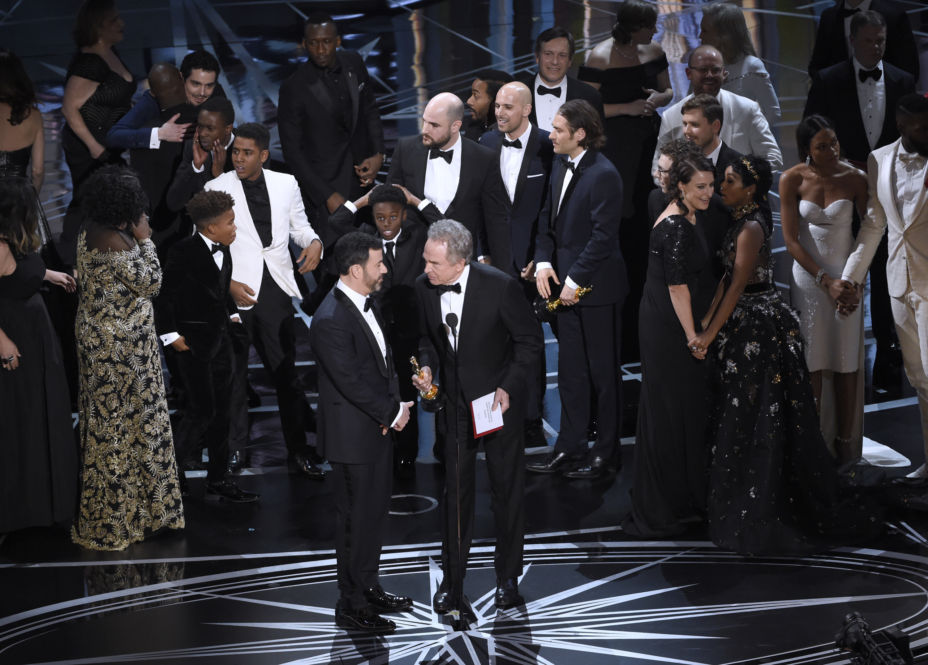 Host Jimmy Kimmel and presenter Warren Beatty discuss the results of best picture as the casts of La La Land and Moonlight mingle on stage. Photo/AP
