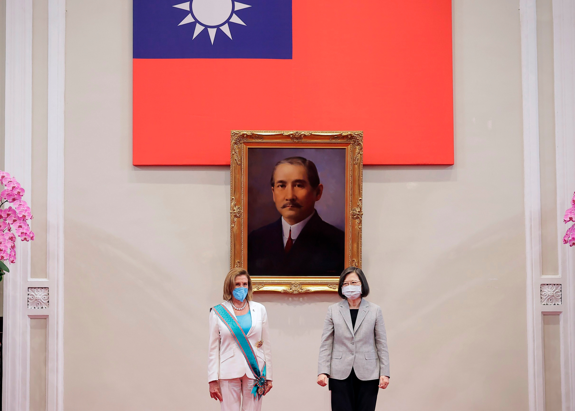 US House Speaker Nancy Pelosi and Taiwan President Tsai Ing-wen stand during a meeting in Taipei. Photo / AP