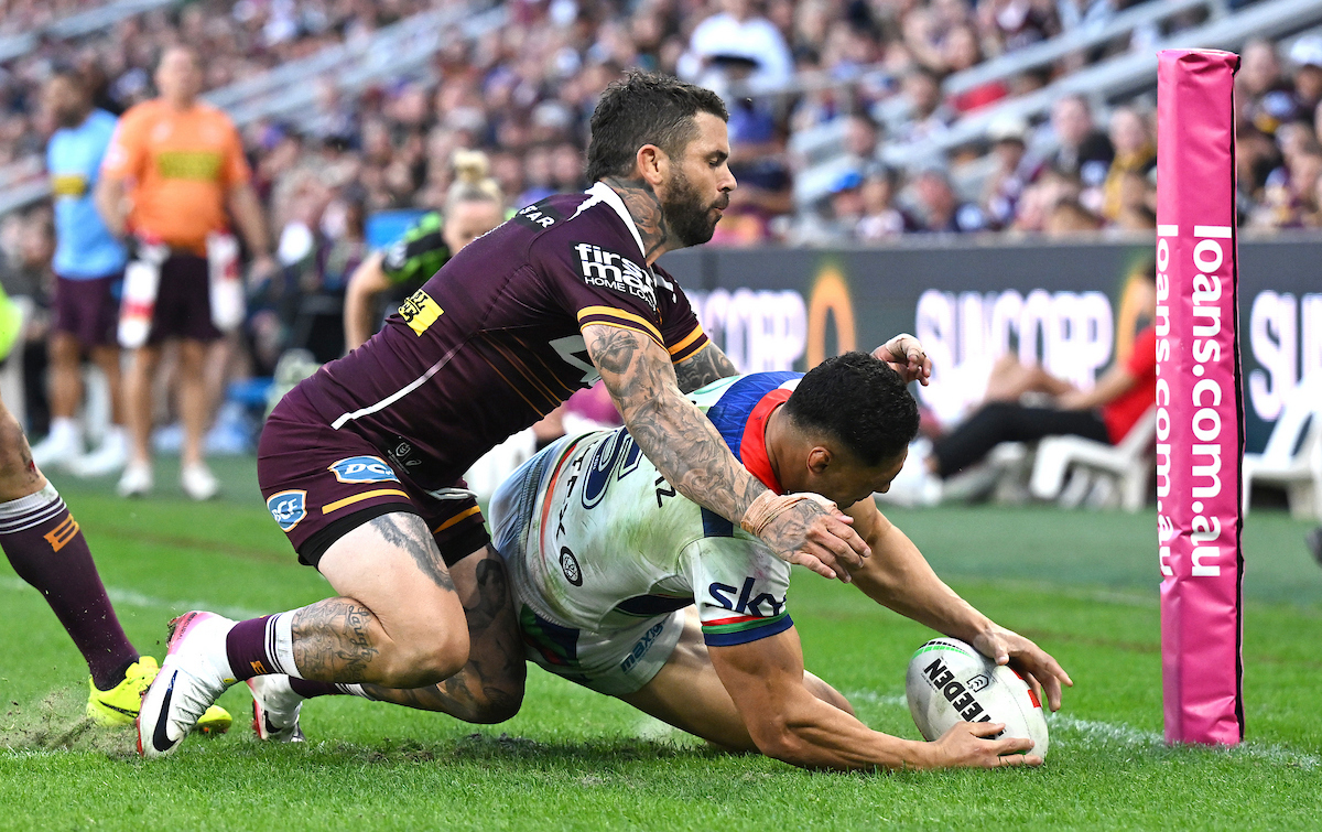 Roger Tuivasa-Sheck scores for the Warriors at Suncorp Stadium. Photo / Photosport