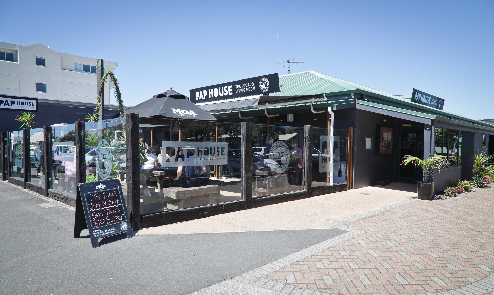 Pāpāmoa bar Pap House reopens as temporary cafe after operating without  liquor licence - NZ Herald