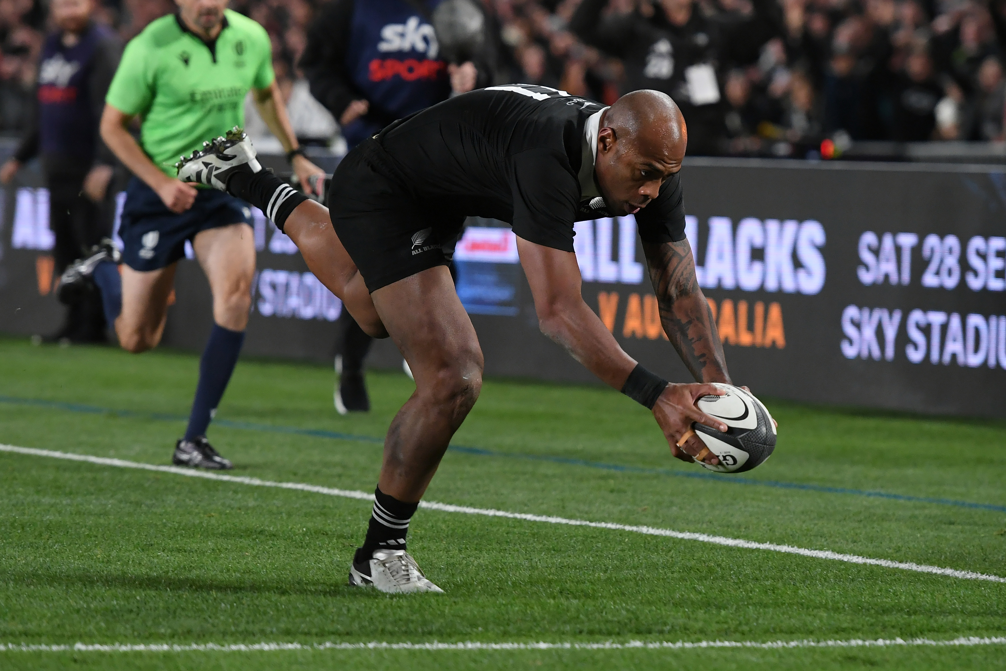 Mark Tele’a scores a try to put the All Blacks ahead of England. Photo / Photosport