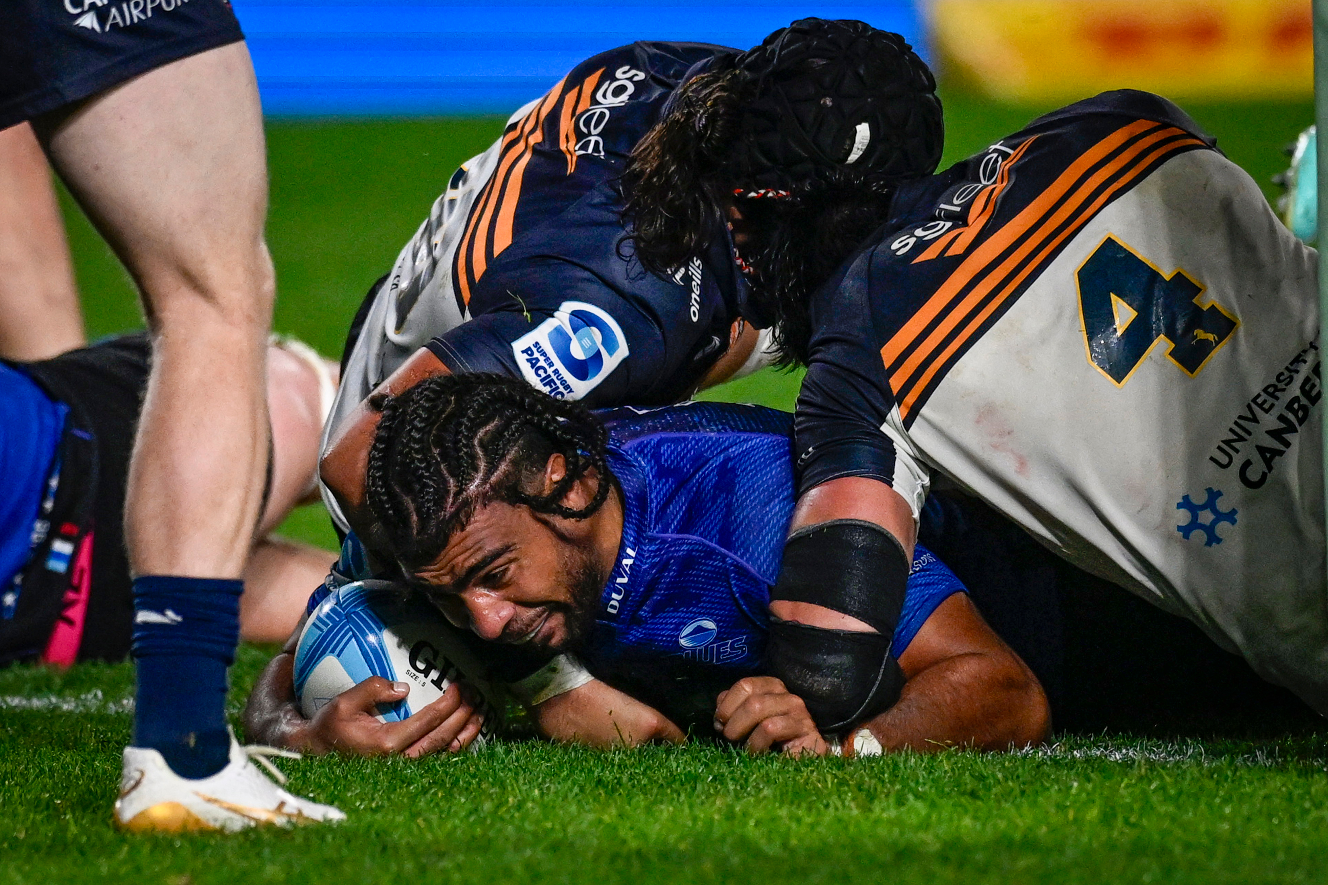 Hoskins Sotutu scored his 12th try of the season, equalling the Super Rugby record for a forward. Photo / Photosport