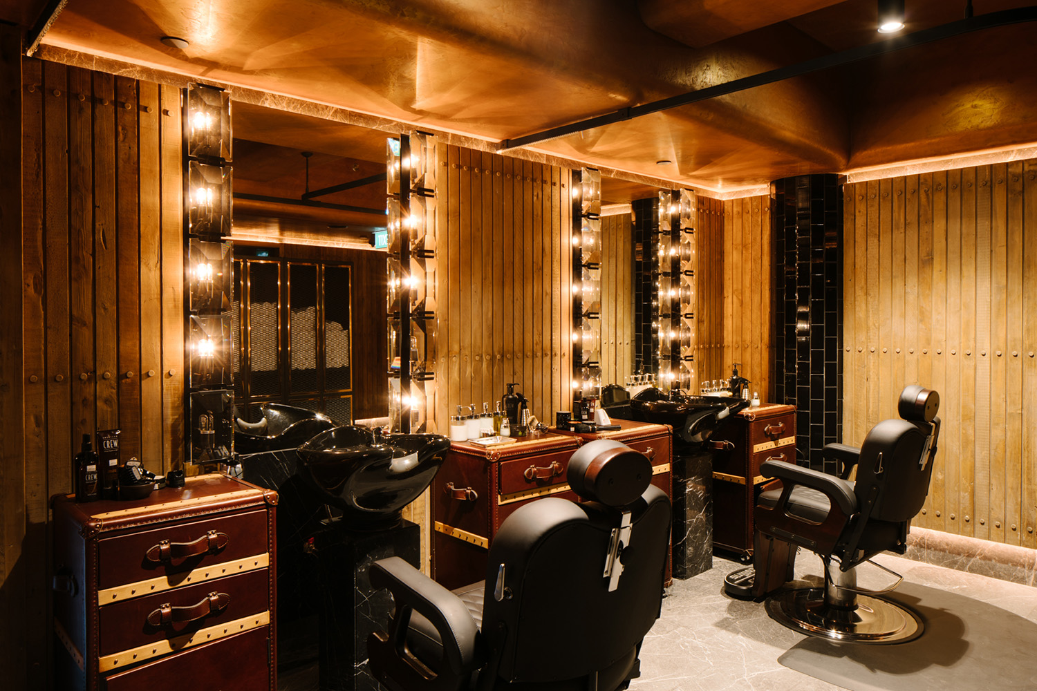 1880 aims to create a splendid space to channel passionate discussion between members. 