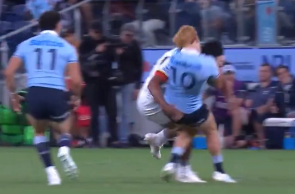 Samipeni Finau smashes Tane Edmed. Photo / Sky Sport