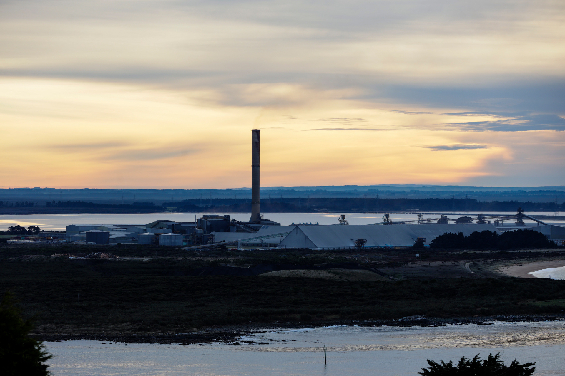 A hydrogen plant could be built even if Tiwai Point (pictured) doesn't close, using wind power generated in Southland. Photo / Mike Scott