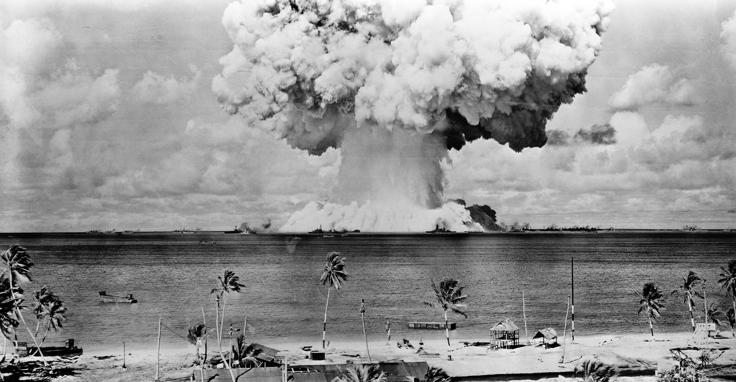 Взрыв на поверхности воды. Атомный взрыв на атолле бикини. Атолл бикини Маршалловы острова. Ядерный взрыв Атолл бикини. Ядерный взрыв на атолле бикини 1946.