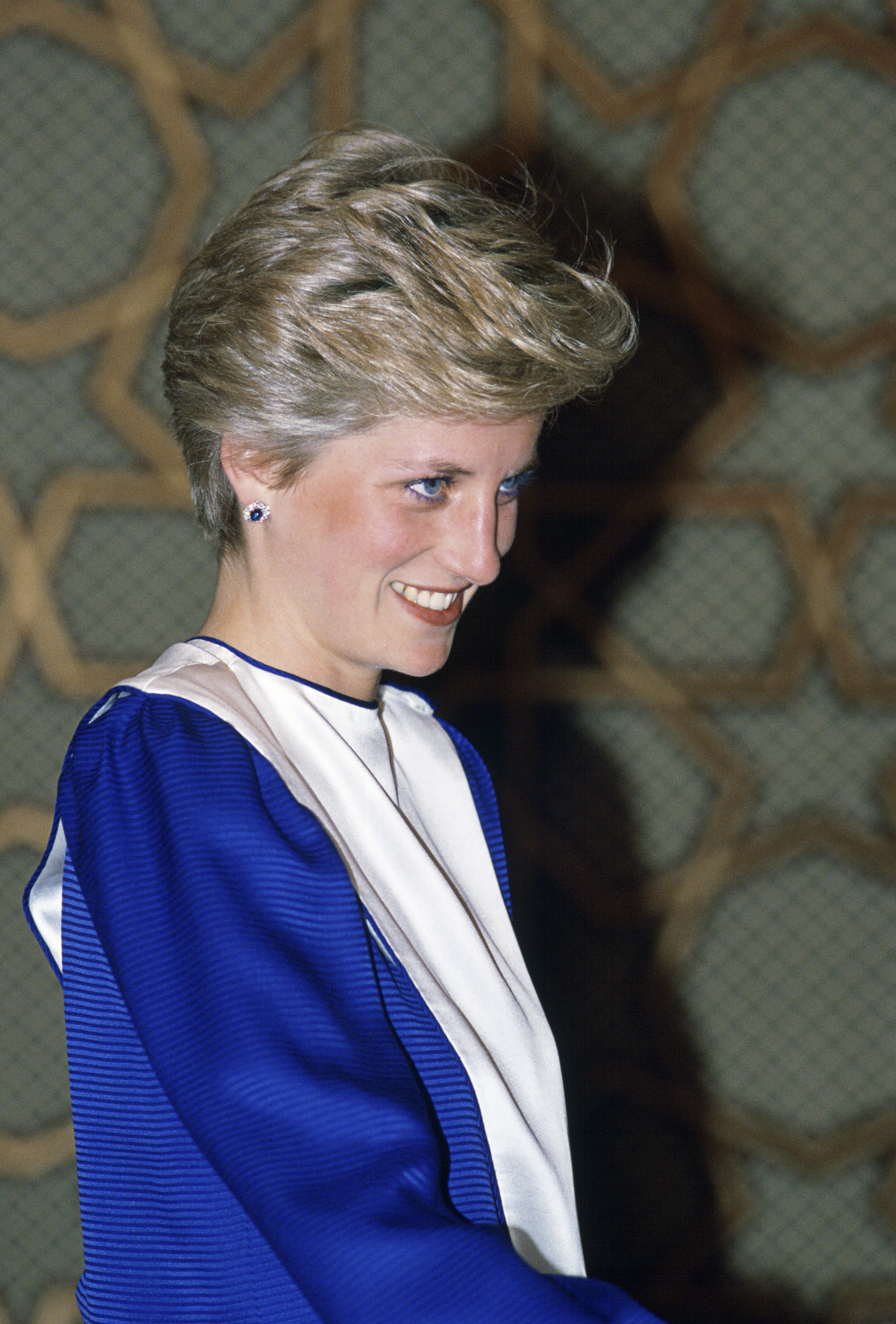 Diana wears the earrings in 1986. Photo / Getty