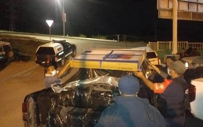 PNG police loading cartons of seized cocaine. Photo / RNZ Pacific