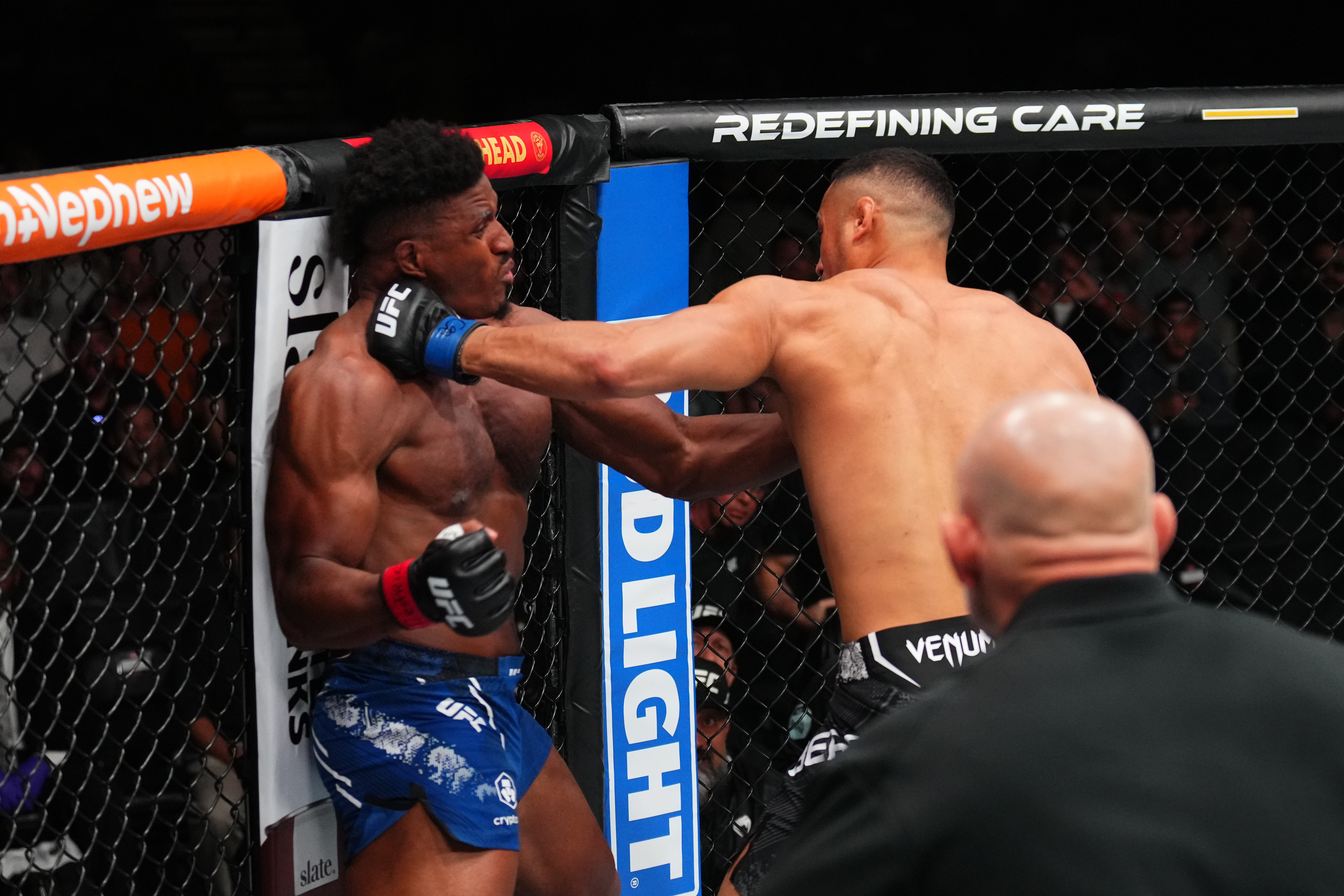 Carlos Ulberg caught Alonzo Menifield with a left hand. Photo / Getty Images