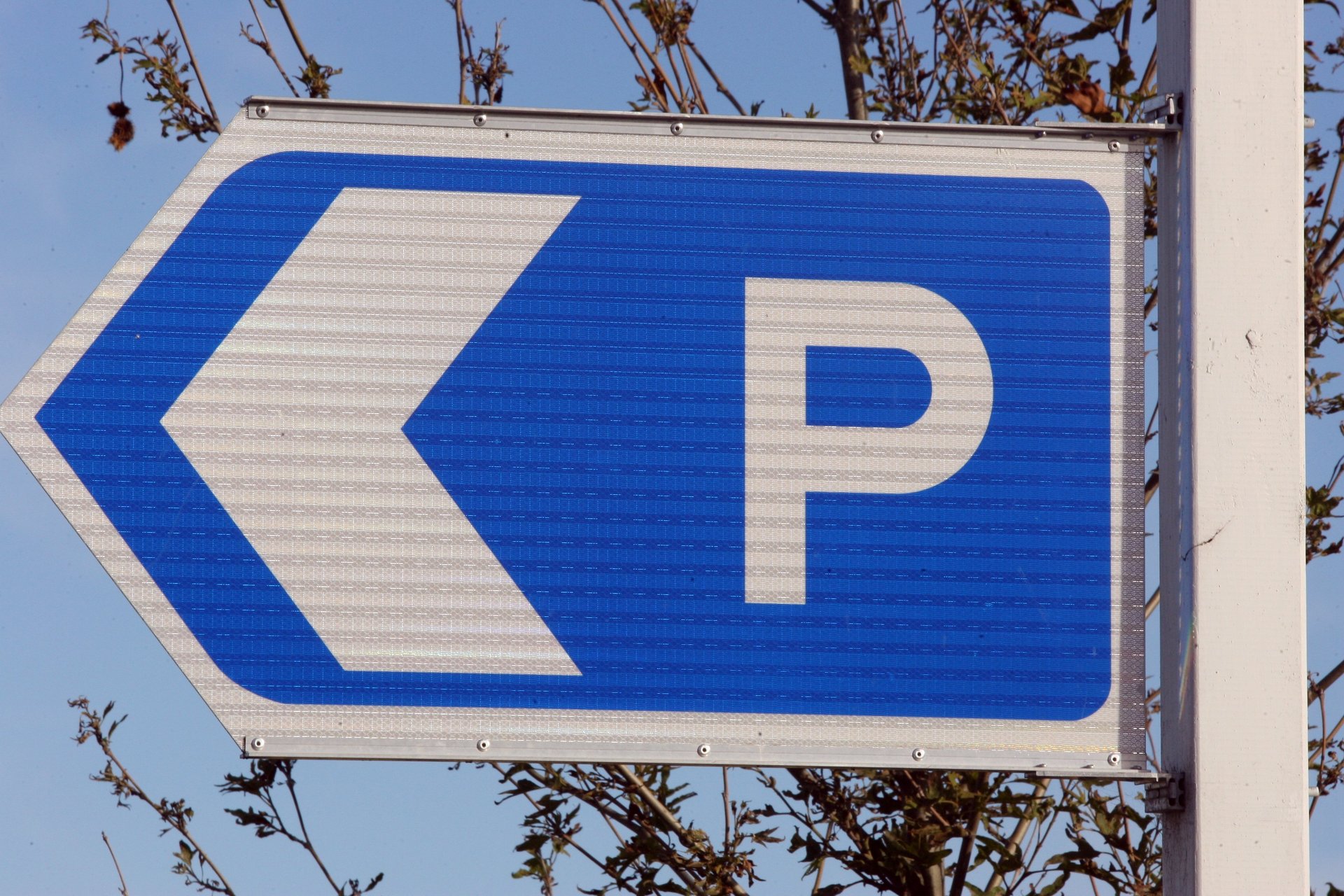An Auckland man has won a Disputes Tribunal case against Supercity Towing after he parked in a private space and had his car wheelclamped. Photo / File 