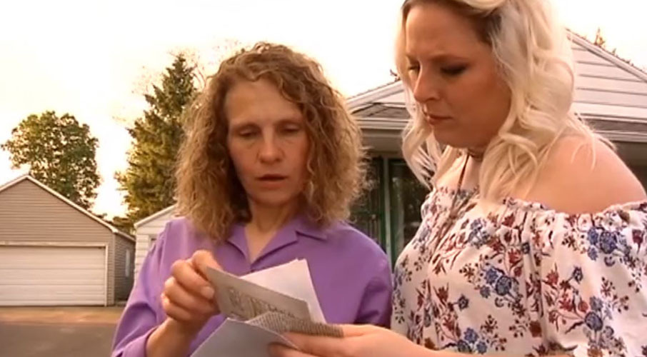 Hillary Harris, 31, (right) from Eau Claire, Wisconsin, discovered that her long-lost sister Dawn Johnson, 50, (left) had moved in next door. Photo / Fox 8

