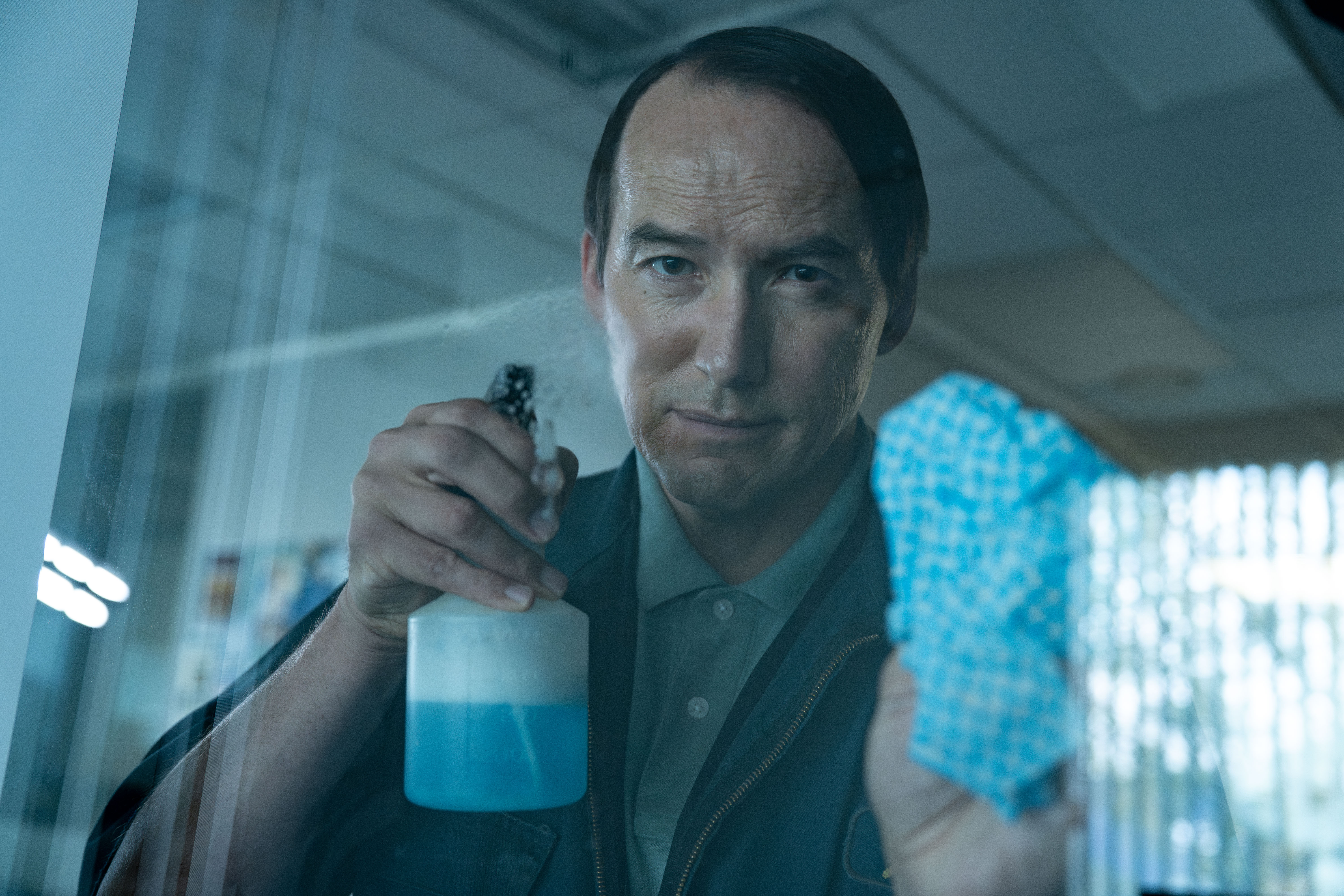 The show tells the tale of everyman Joe Middleton, portrayed by Holloway, a seemingly ordinary cleaner.
