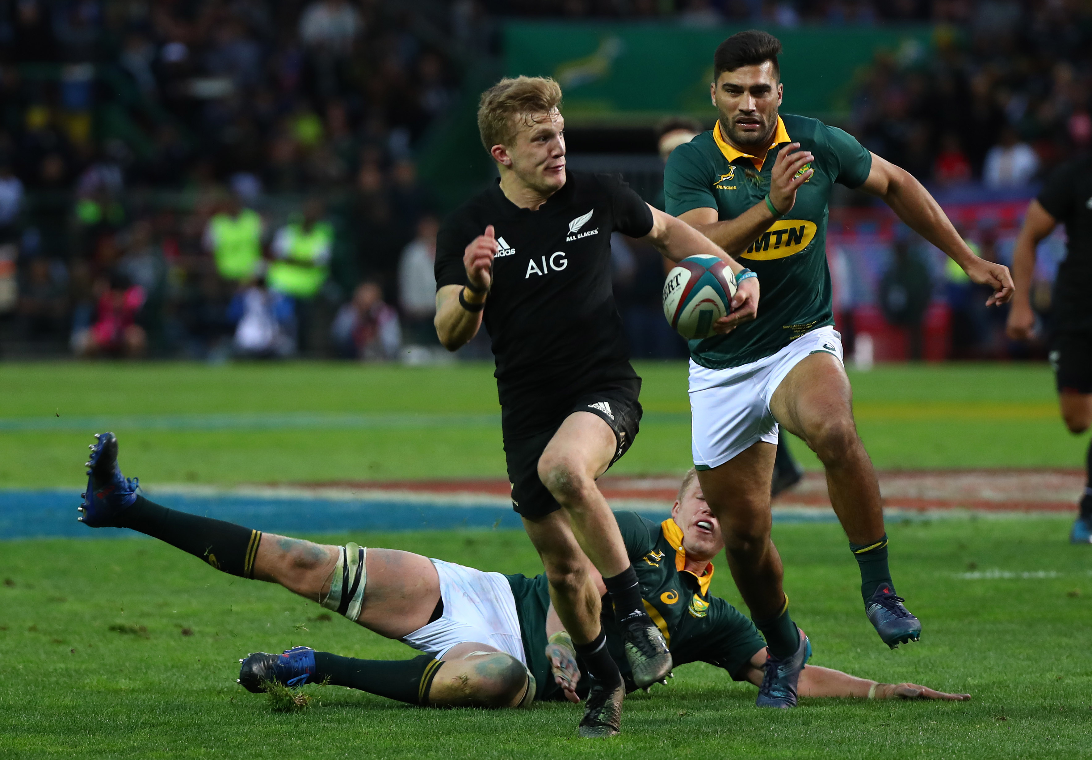 Damian McKenzie makes a break for the All Blacks during their 25-24 win over the Springboks this morning. Photo / Photosport.