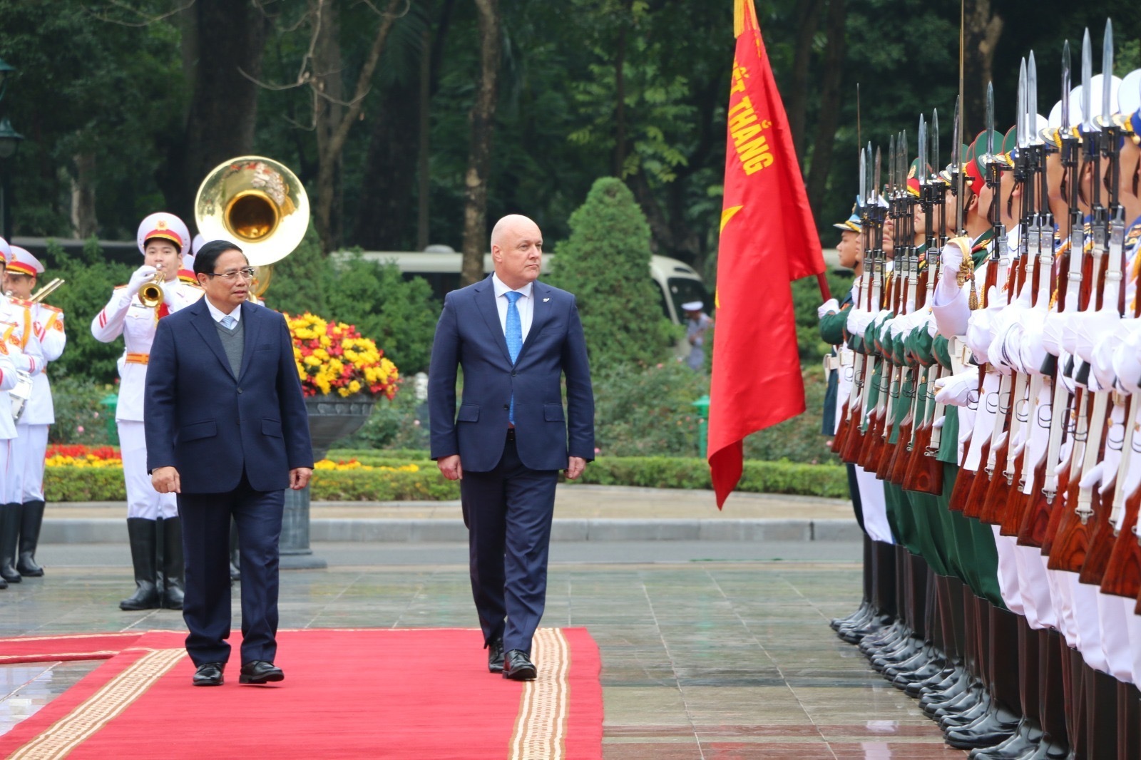 Prime Minister Chris Luxon in Vietnam, inspecting the guard of honour with Vietnamese Prime Minister Pham Minh Chinh - PHOTO / POOL Giles Dexter.