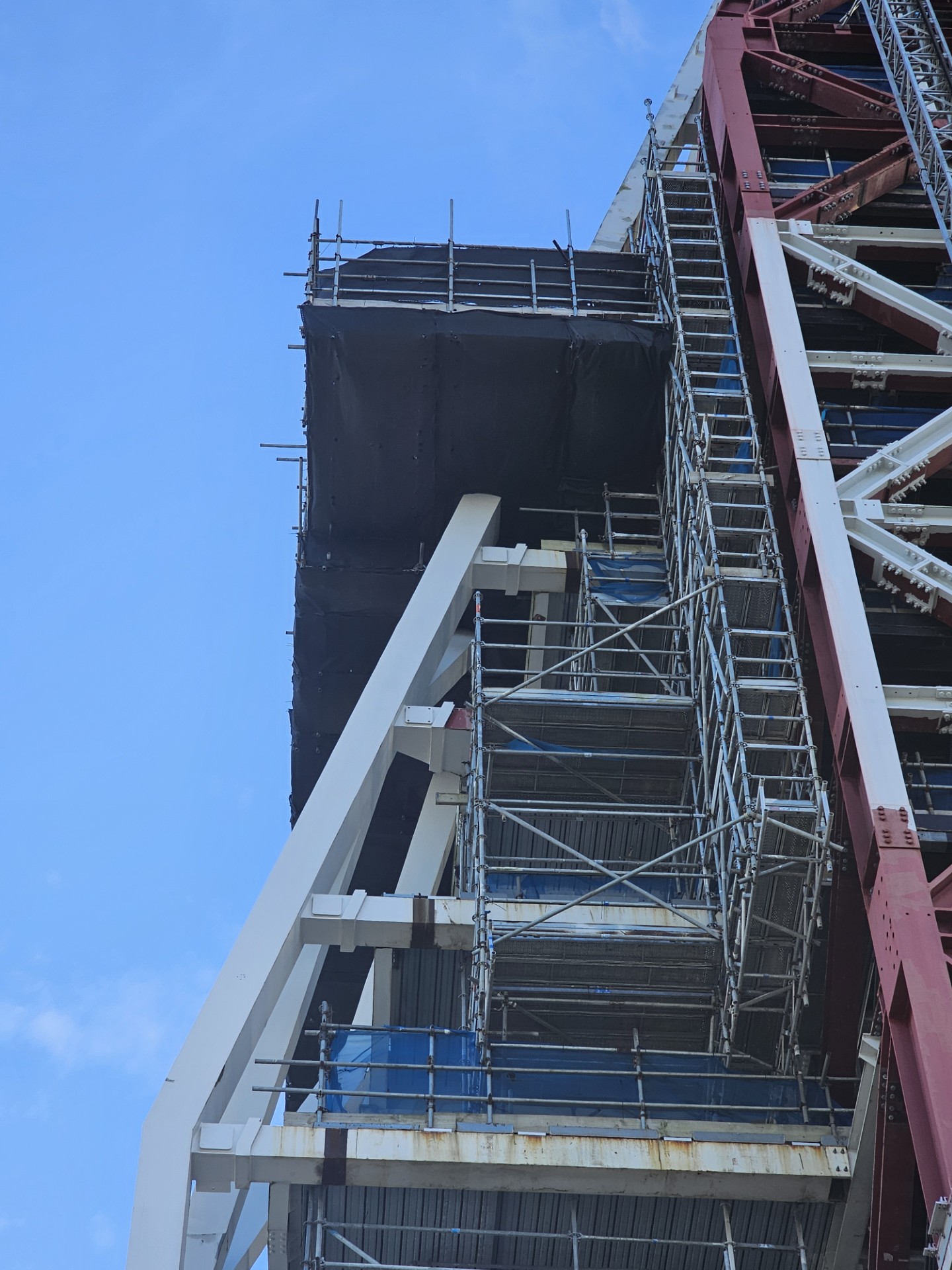 This new platform, shown on the left, has been erected at the Seascape tower in downtown Auckland.