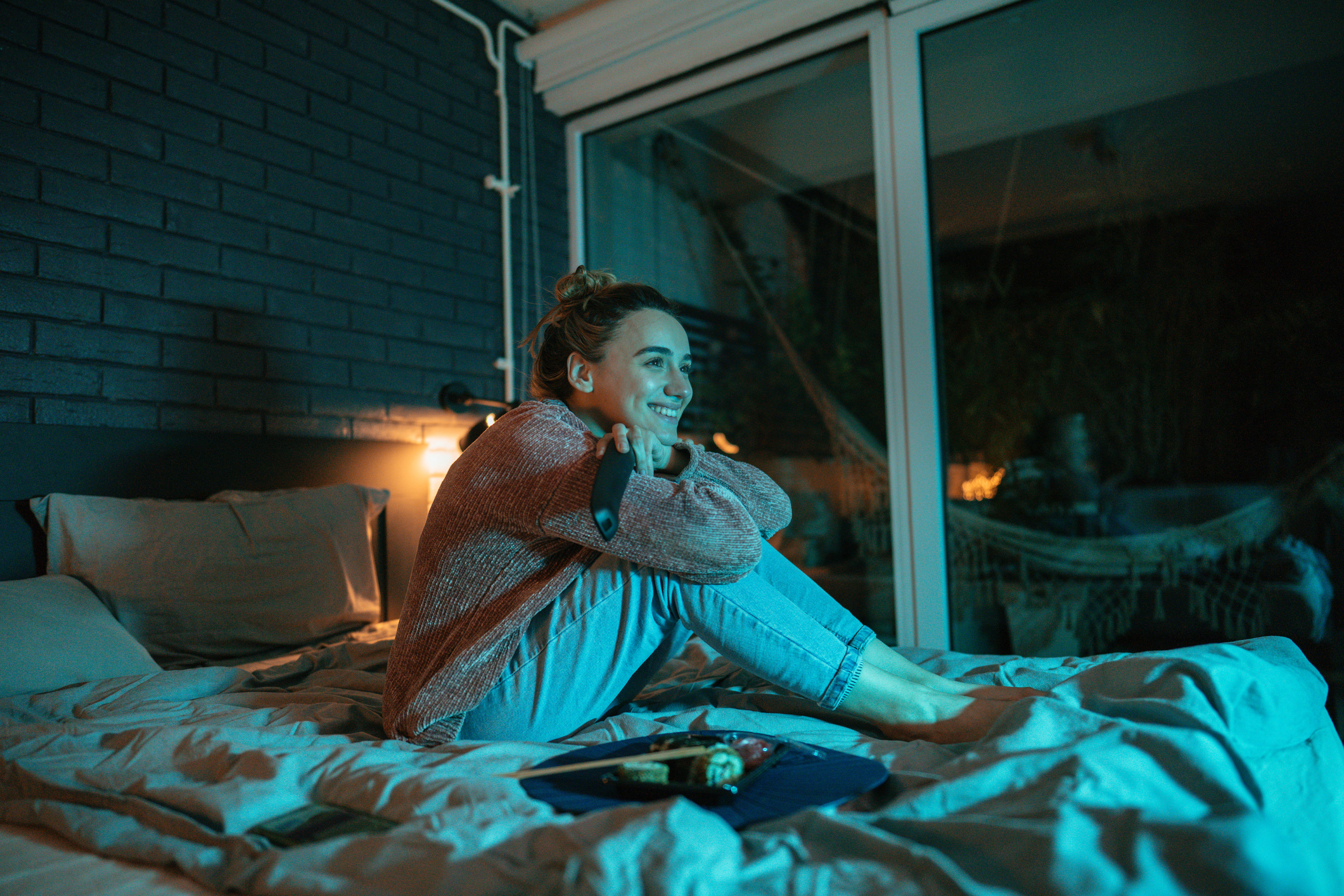 If you have insomnia, watching TV at night isn’t recommended. But by following these general guidelines, you could enjoy good sleep and some TV. Photo / Getty Images