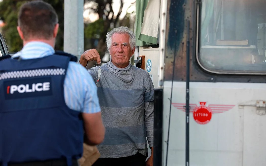 Fisherman Paul Middleton hands over his lure to police after finding human remains wrapped in plastic bags in Gulf Harbour on March 12 2024. RNZ / Nick Monro