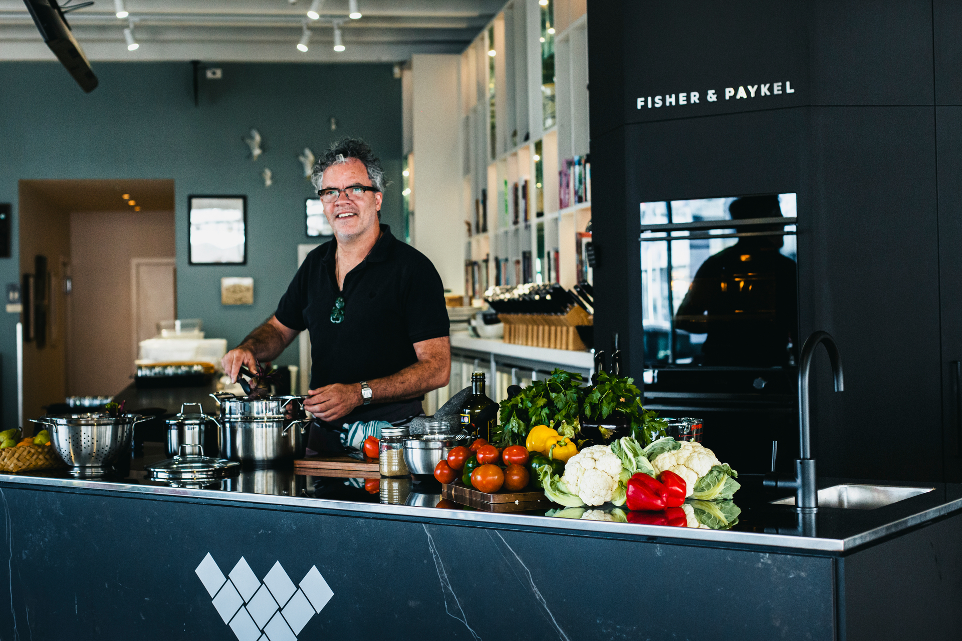 Kiwi chef Peter Gordon will close the doors on his Homeland restaurant.