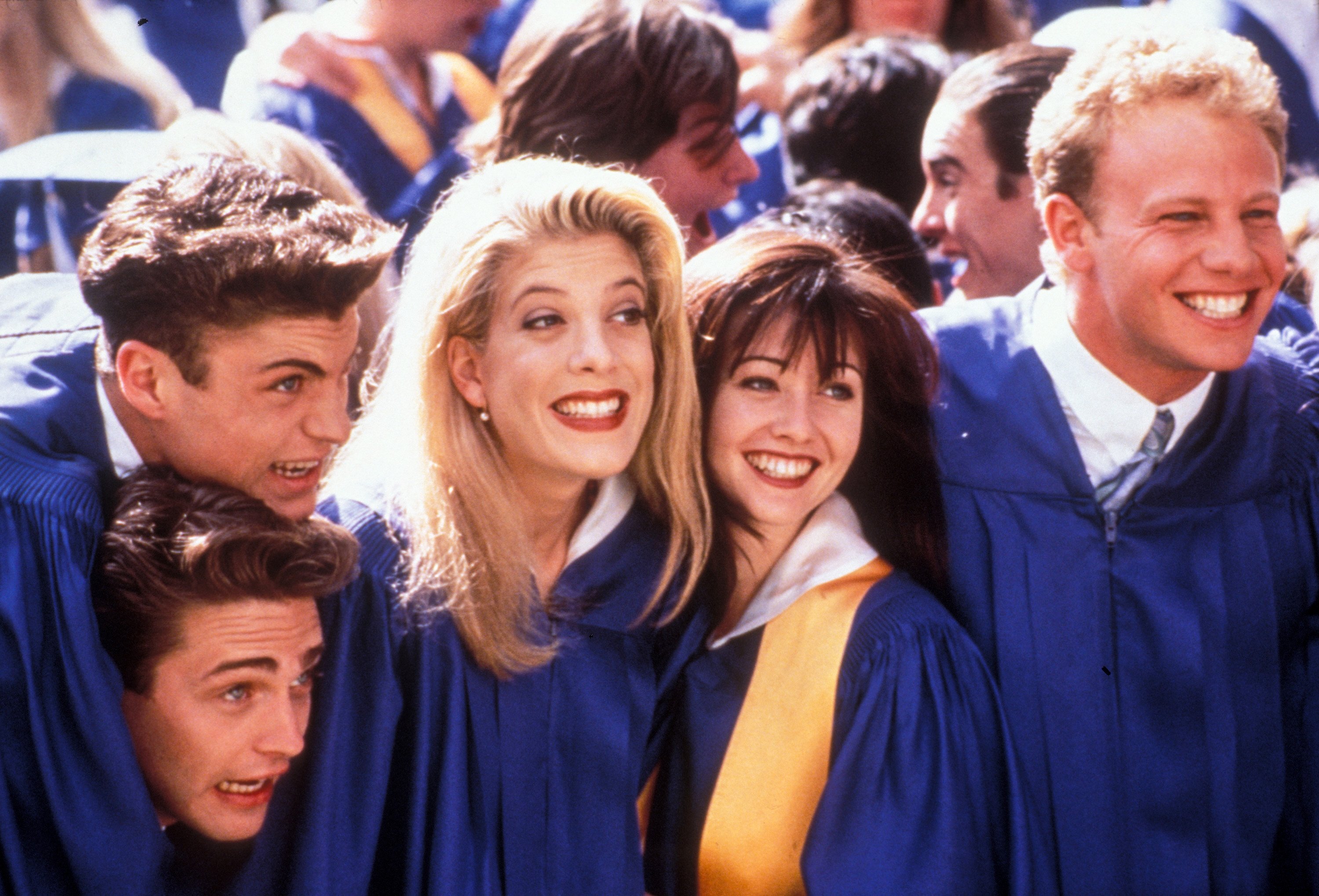 Jason Priestley as Brandon Walsh, Brian Austin Green as David Silver, Tori Spelling as Donna Martin, Shannen Doherty as Brenda Walsh, and Ian Ziering as Steve Sanders in Beverly Hills, 90210.