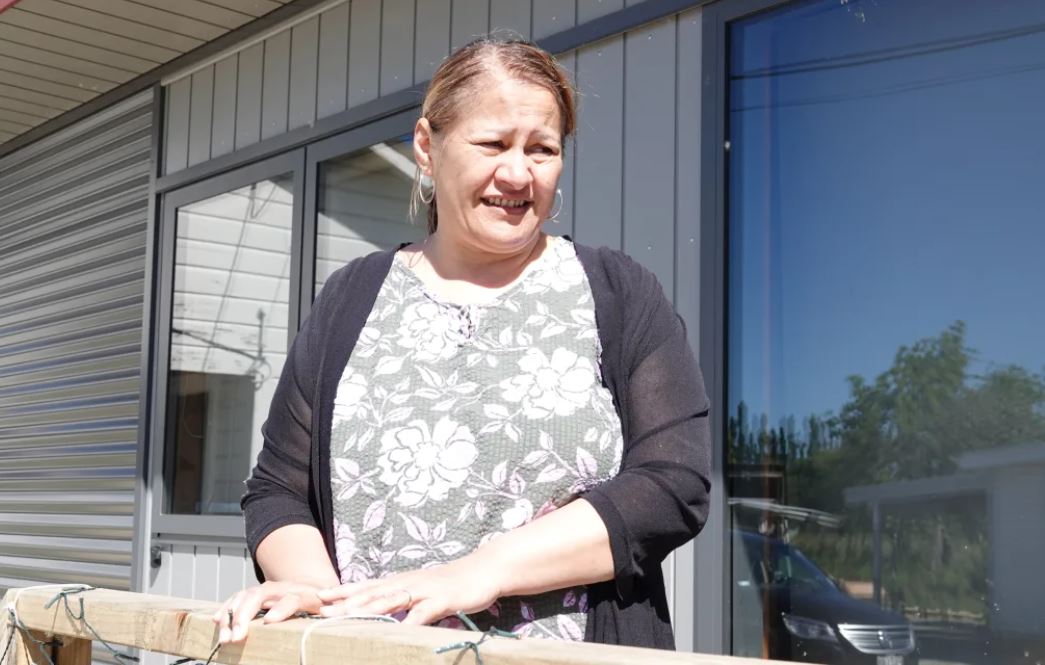 Michelle McIlroy stands on the balcony of her temporary home. Photo / Jimmy Ellingham / RNZ