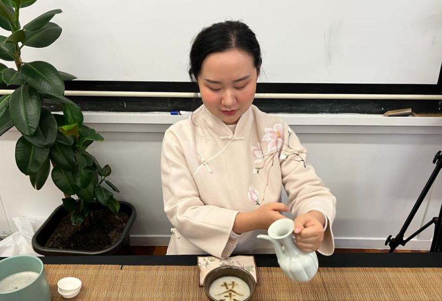 Tiffany Hu demonstrates a traditional Song Dynasty tea ceremony at the festival in Howick. Photo / RNZ / Duoya Lu