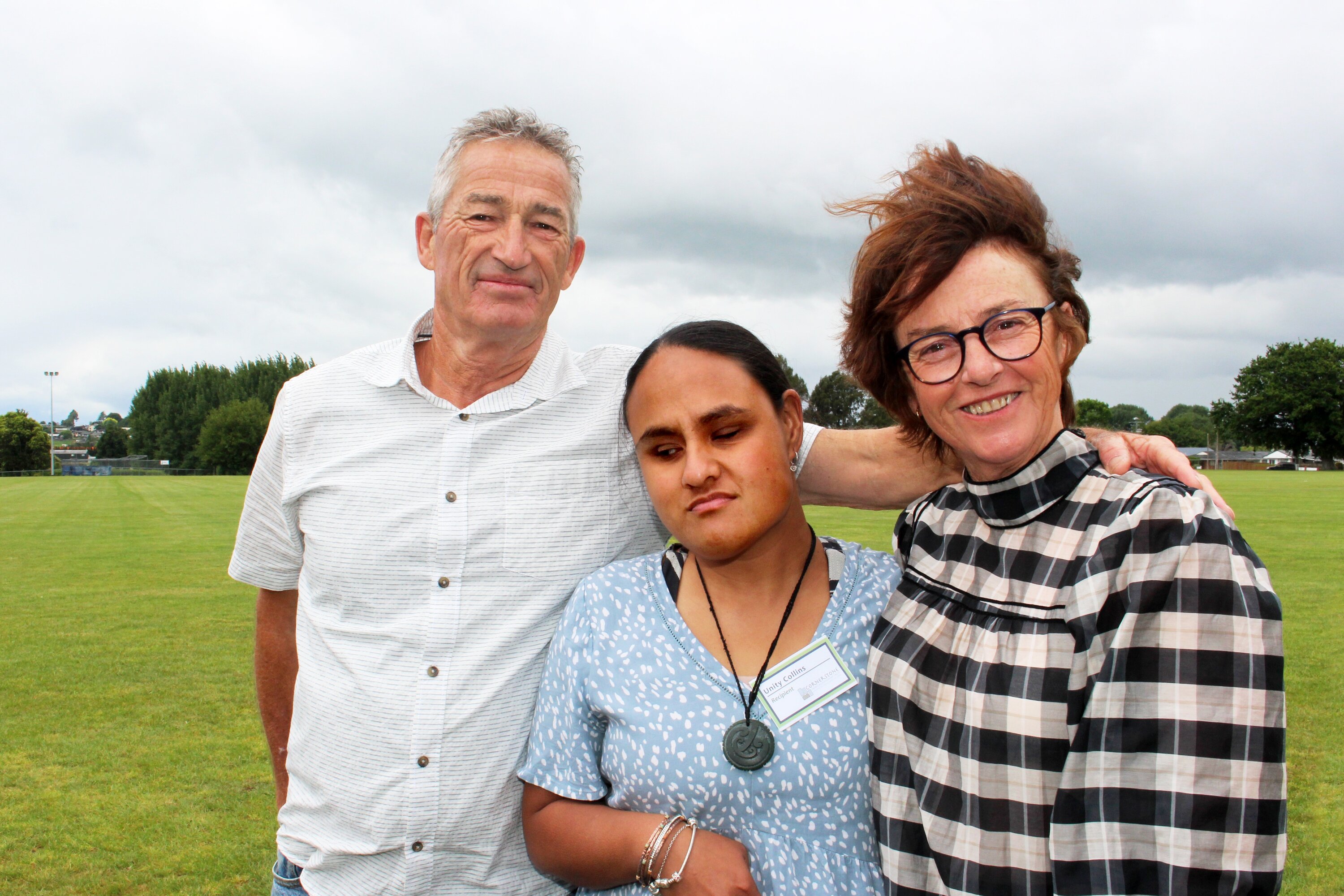 Dame Susan Devoy catches up with her old squash mate Ross Collins and his daughter, para athlete Unity Collins, who was a Cornerstone Grant recipient. Photo / Cathy Asplin 