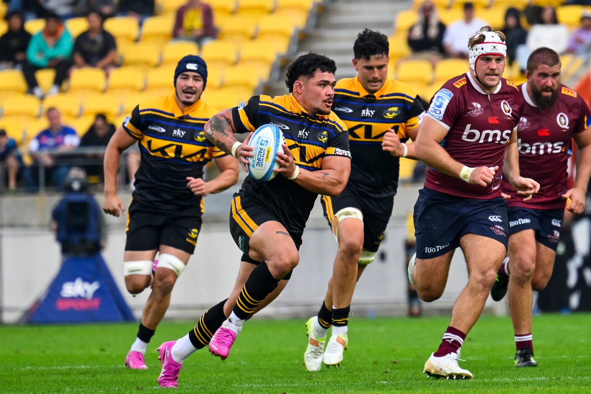 Du’Plessis Kirifi, of the Hurricanes, makes a run against the Reds. Photo / Photosport