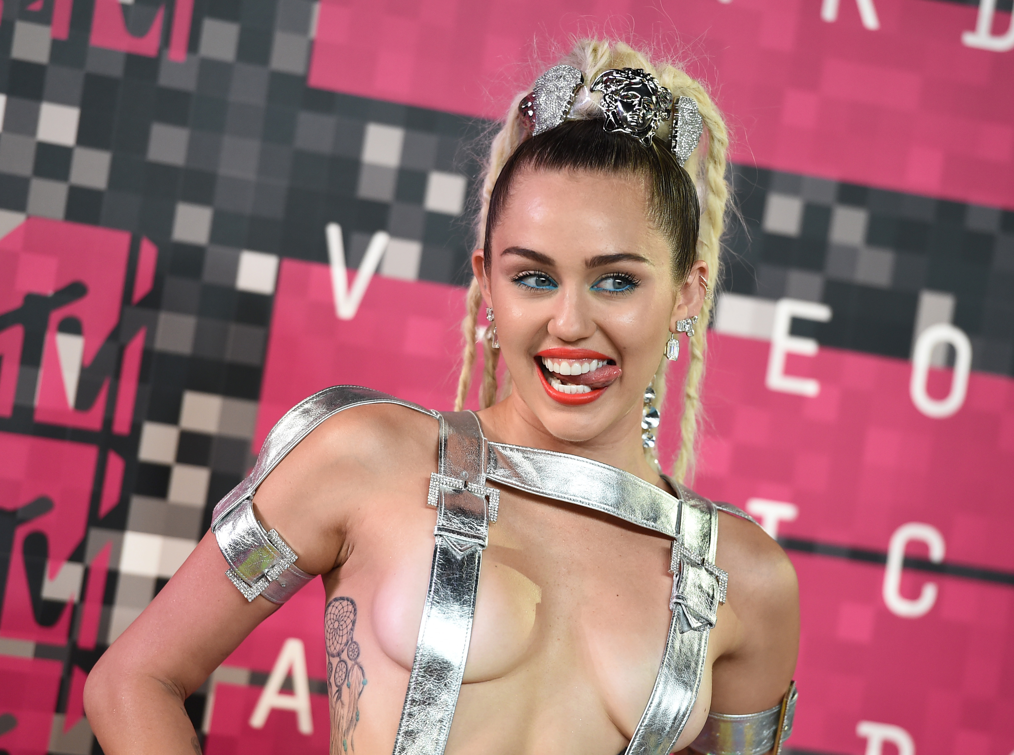 Hidden Cam Voyeur Miley Cyrus - This is what Miley Cyrus wore to the MTV Awards - NZ Herald