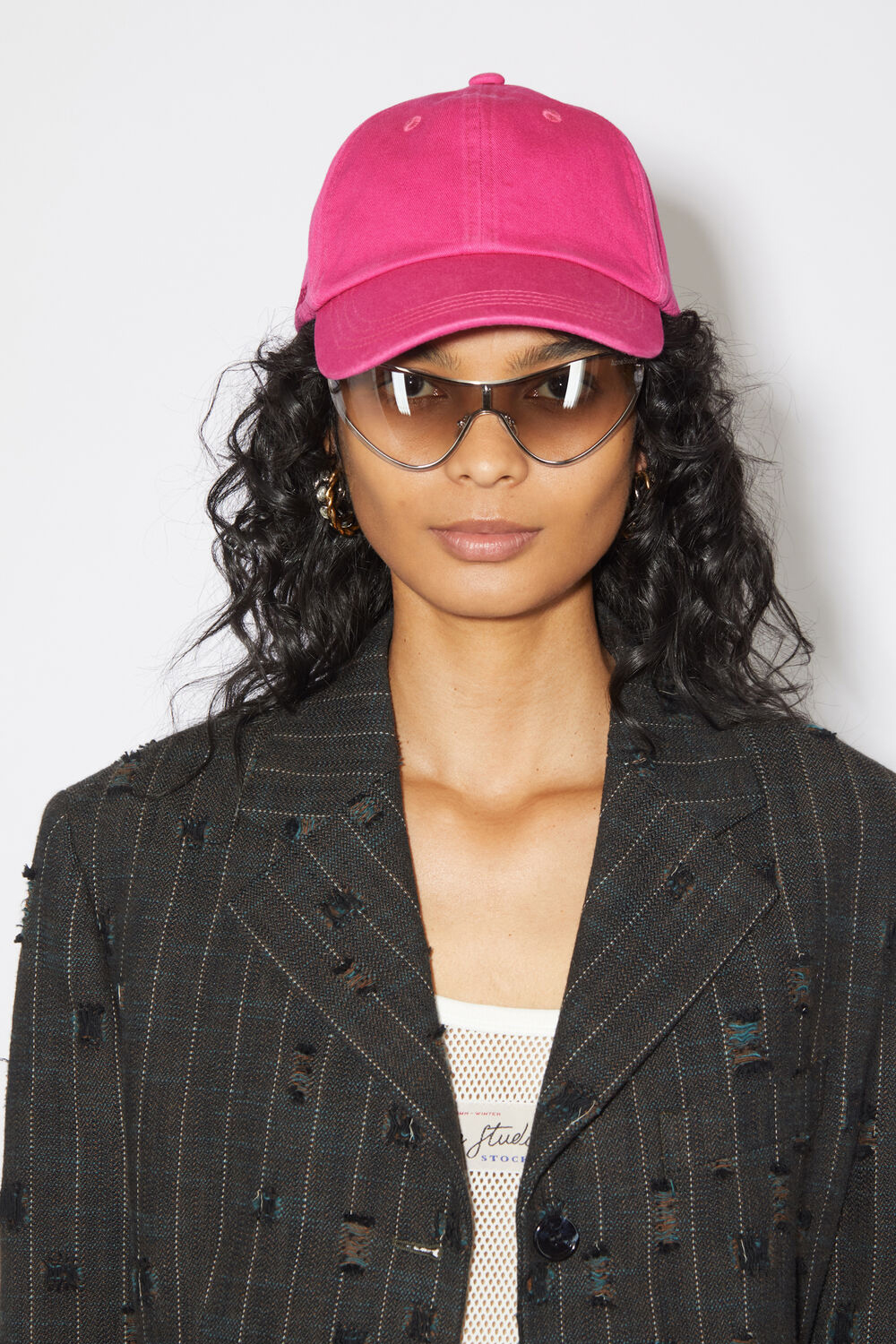Acne Studios’ pink six-panel baseball cap is made of cotton twill.